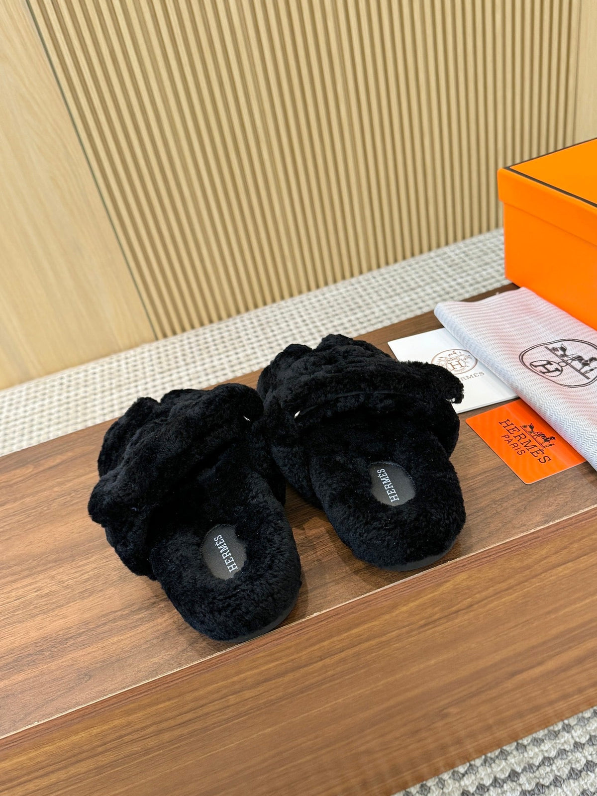 HM 26s Chypre Sandals Noir Shearling 175174