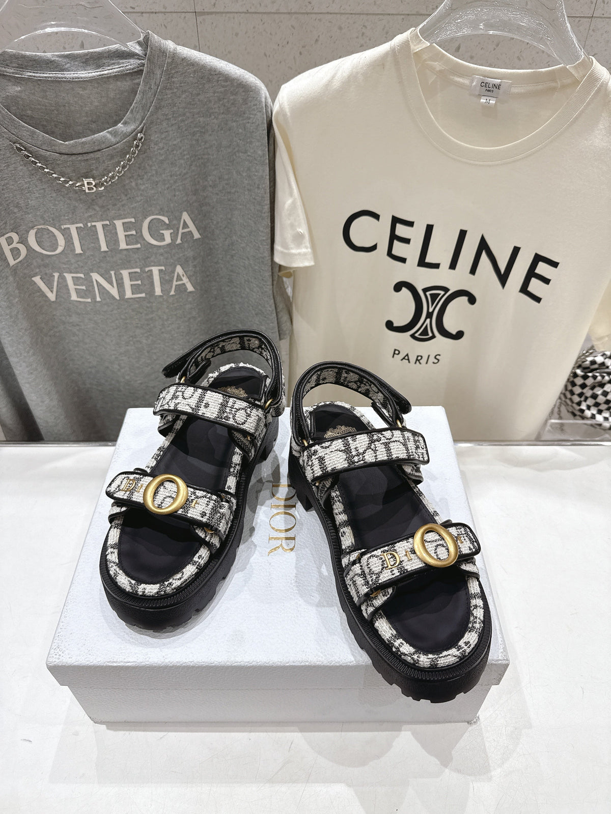 CD 26s D Wander Sandals Black And White Dior Oblique Jacquard Gold Hardware 472915