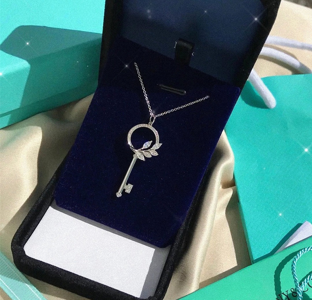 VICTORIA DIAMOND PINK GOLD VINE CIRCLE KEY NECKLACE