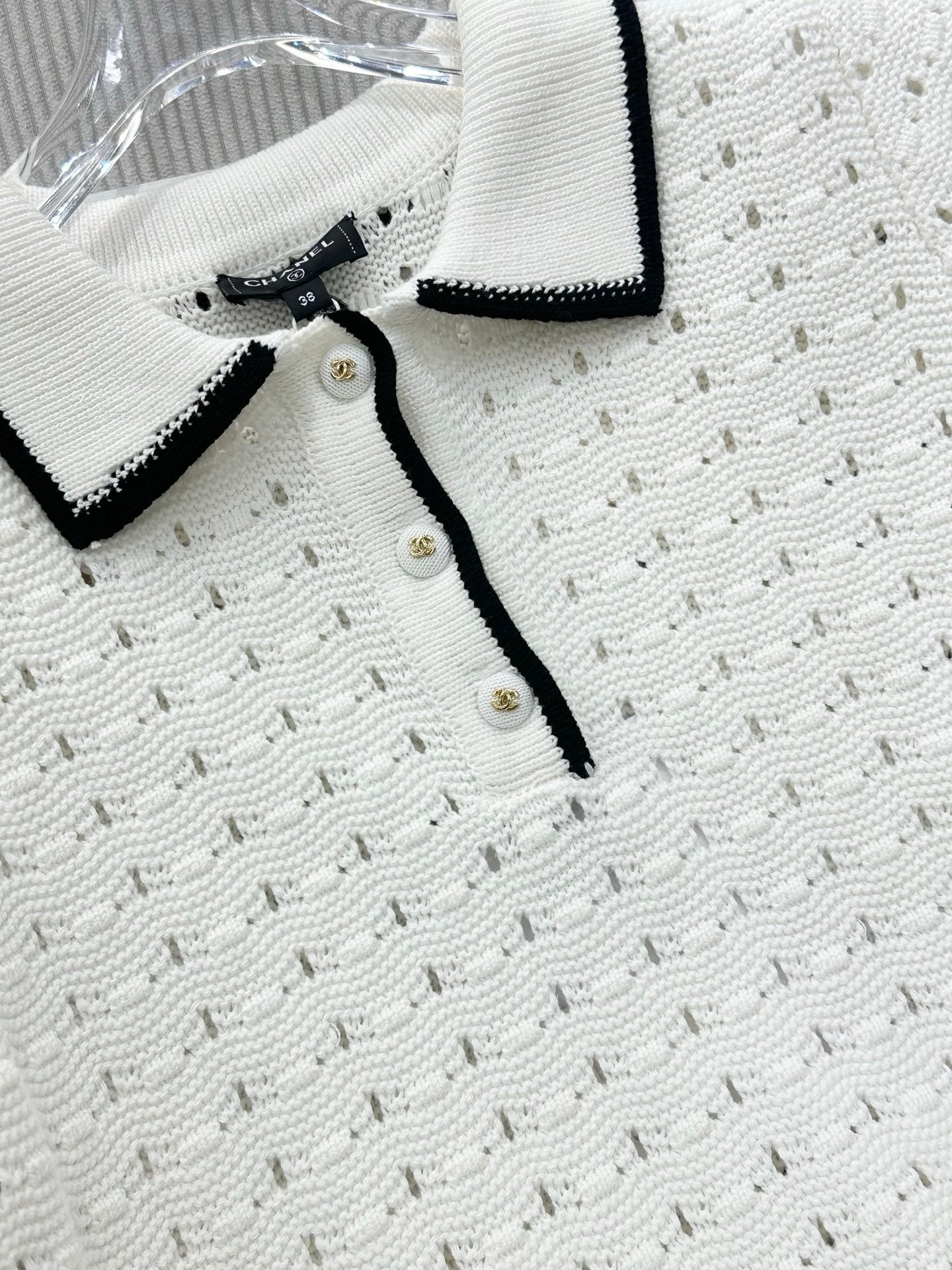 CC 26 Collared Color-blocked Knit Short-sleeved Top White in Wool 387624