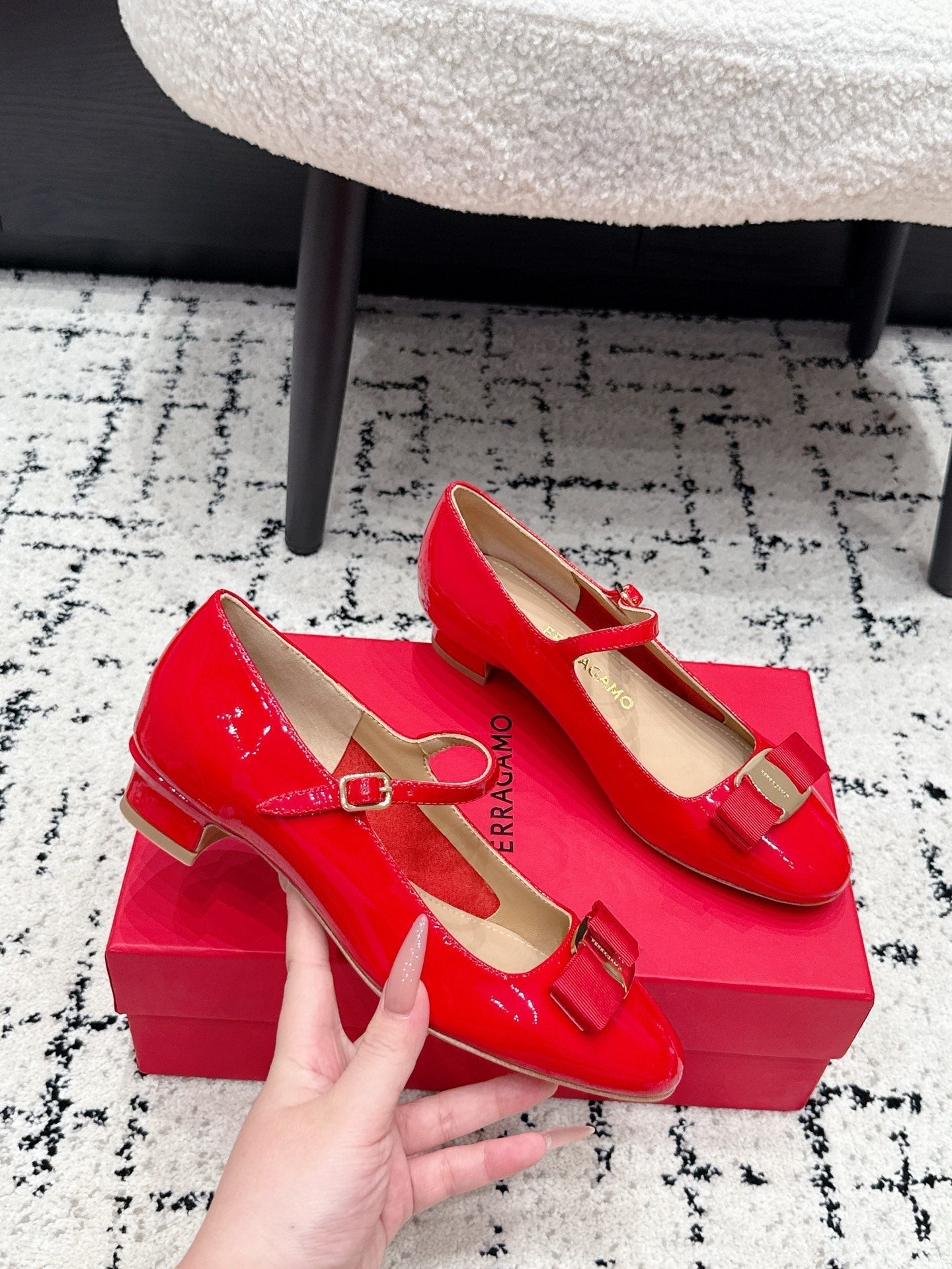FG Vara Bow Round Toe Mary Jane Pumps 3.5cm Red Patent Leather 458404