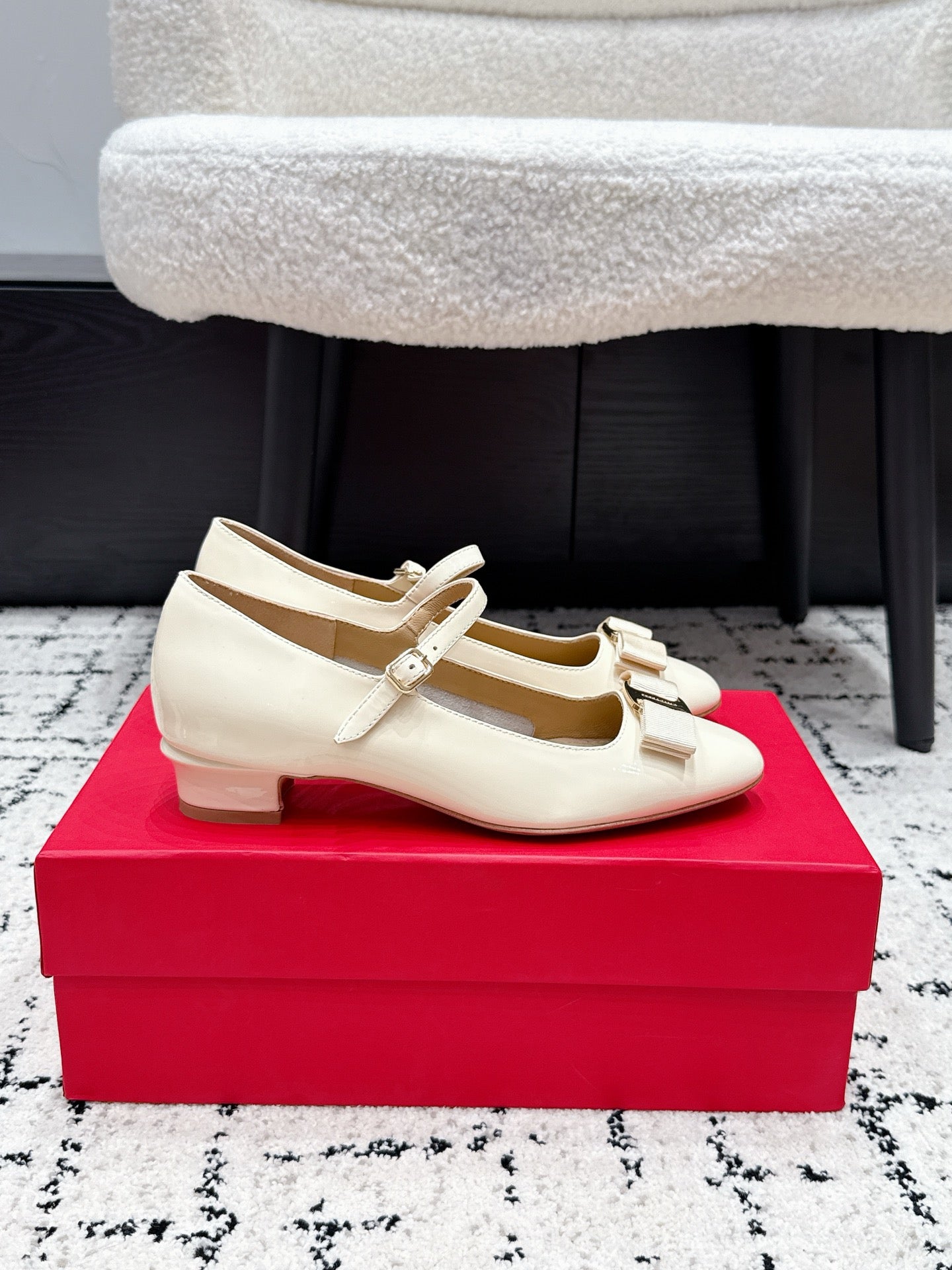 FG Vara Bow Round Toe Mary Jane Pumps 3.5cm White Patent Leather 458402