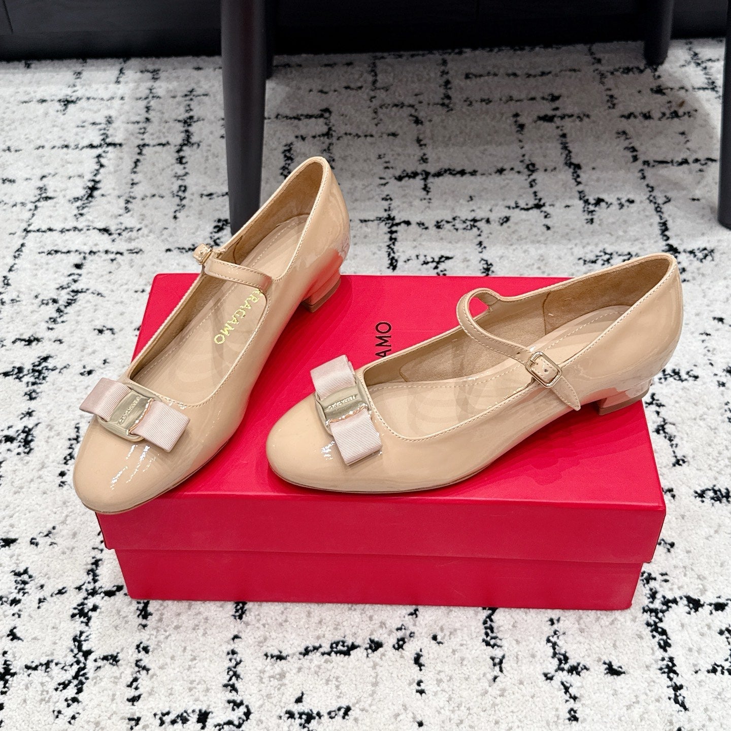 FG Vara Bow Round Toe Mary Jane Pumps 3.5cm Beige Patent Leather 458401