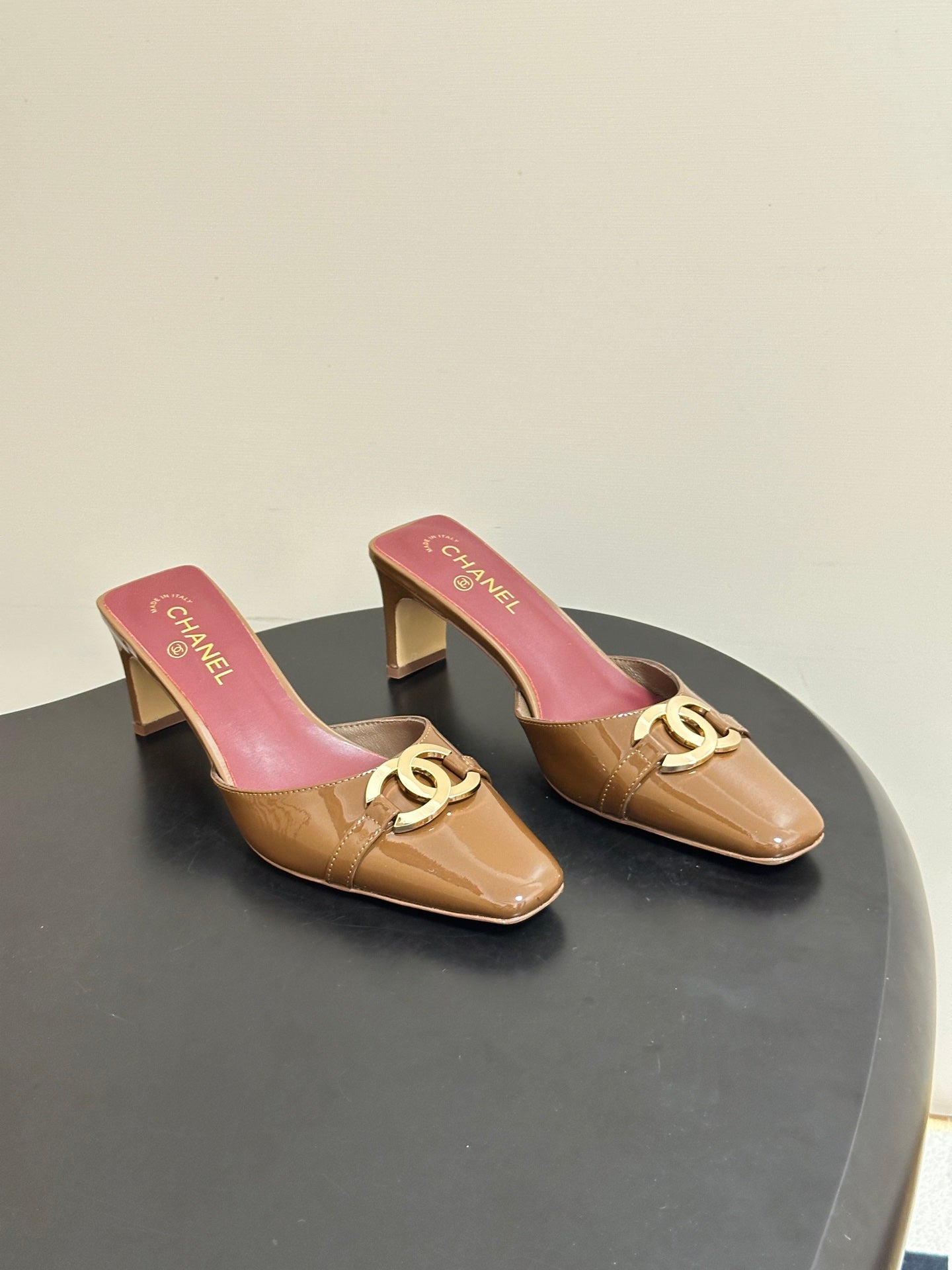 CC 26A Square Toe Mules 6cm Camel Patent Leather 888042
