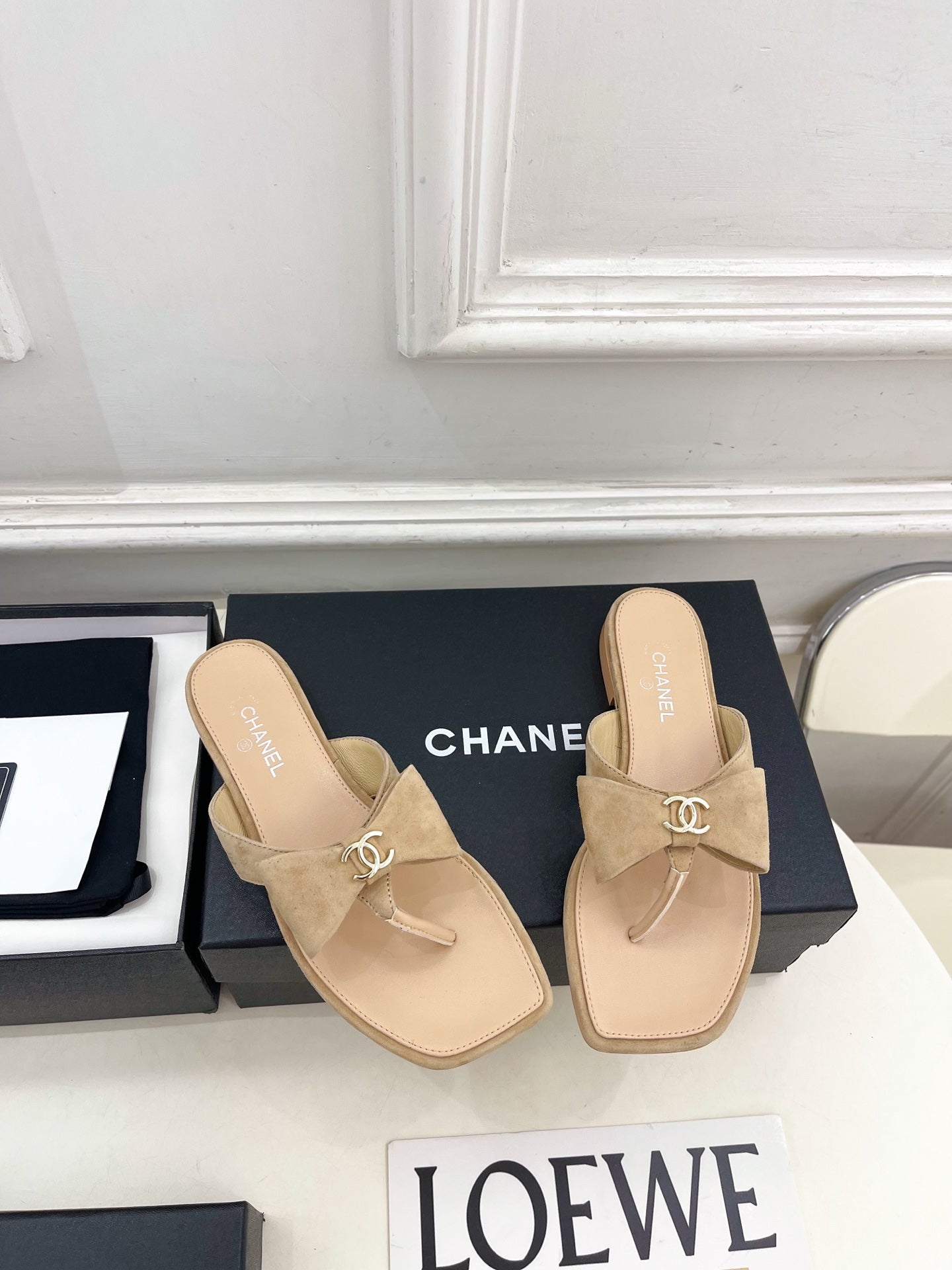 CC Bow Thong Flat Sandals Beige Suede 891775
