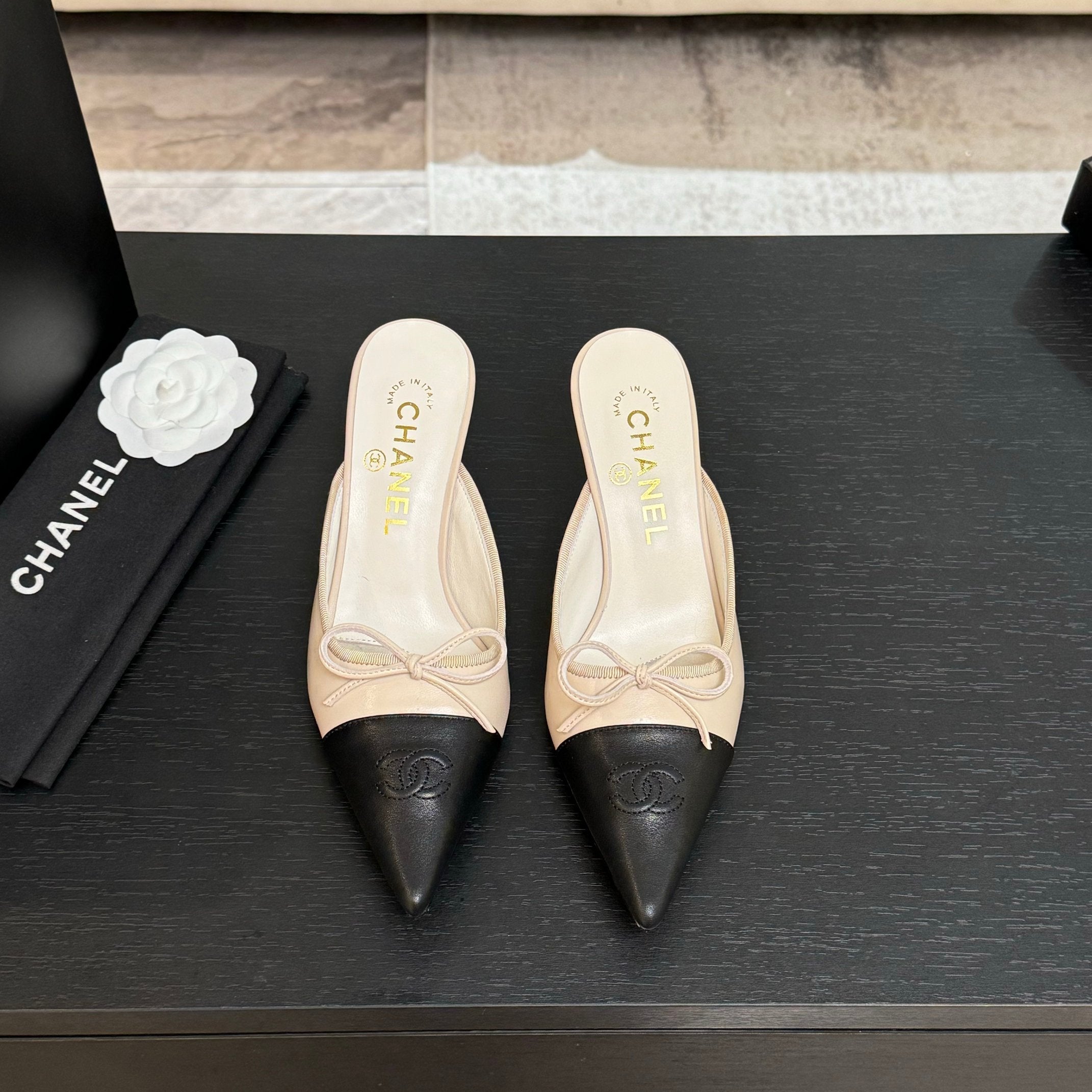 CC Bow Pointed Toe Mules Black Cream Leather 912937