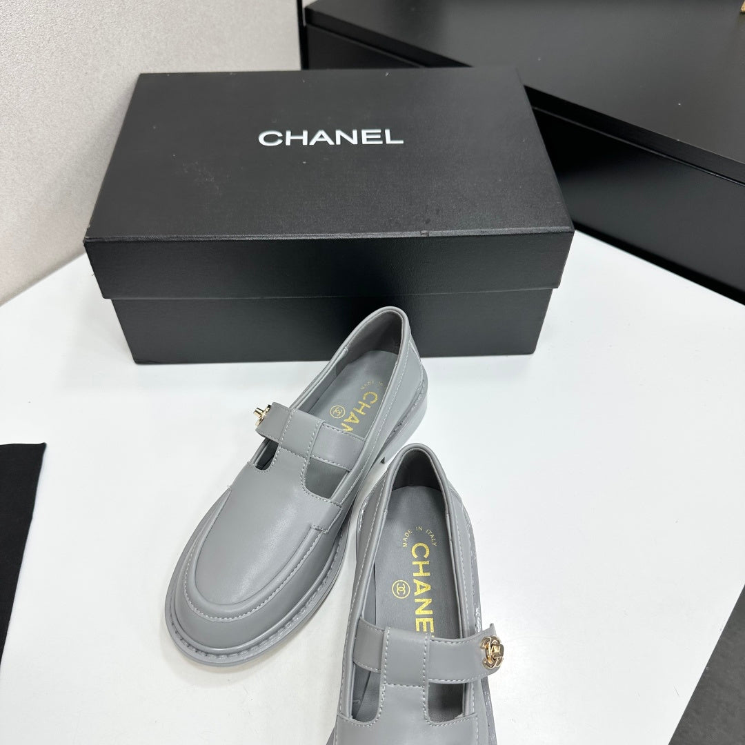 CC Turn-Lock CC T-Strap Loafers Gray Leather 944554