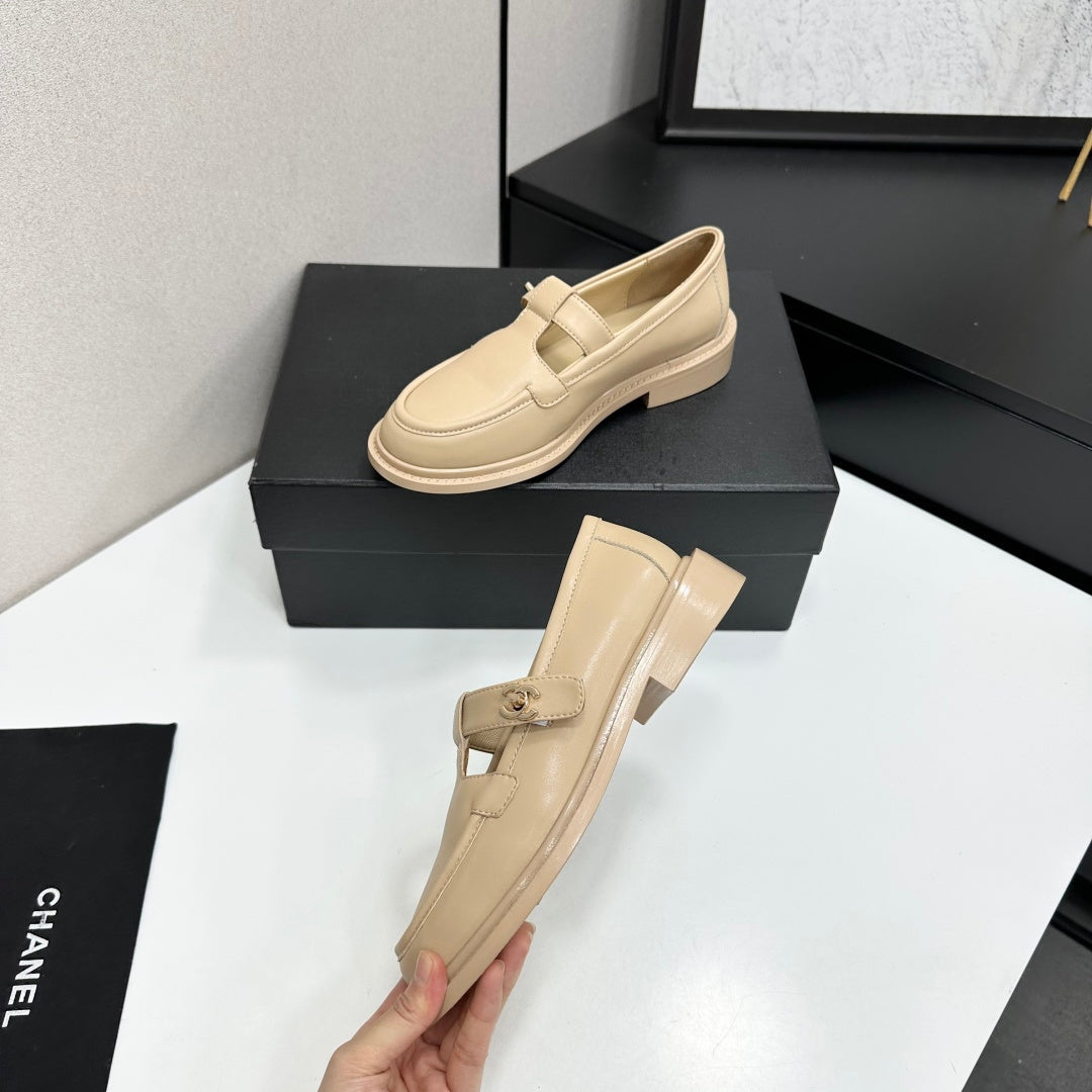 CC Turn-Lock CC T-Strap Loafers Beige Leather 944551