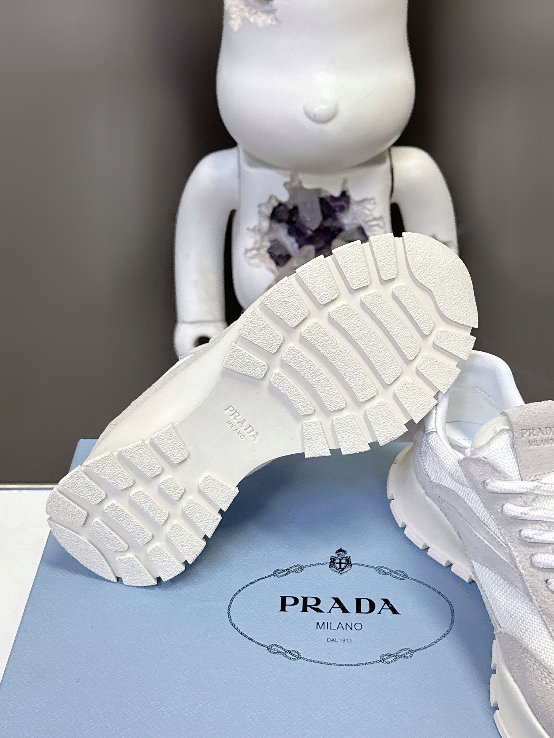 Prad 26ss Milano Logo Label Sneakers Off-White & Light Gray Mesh Suede 951933
