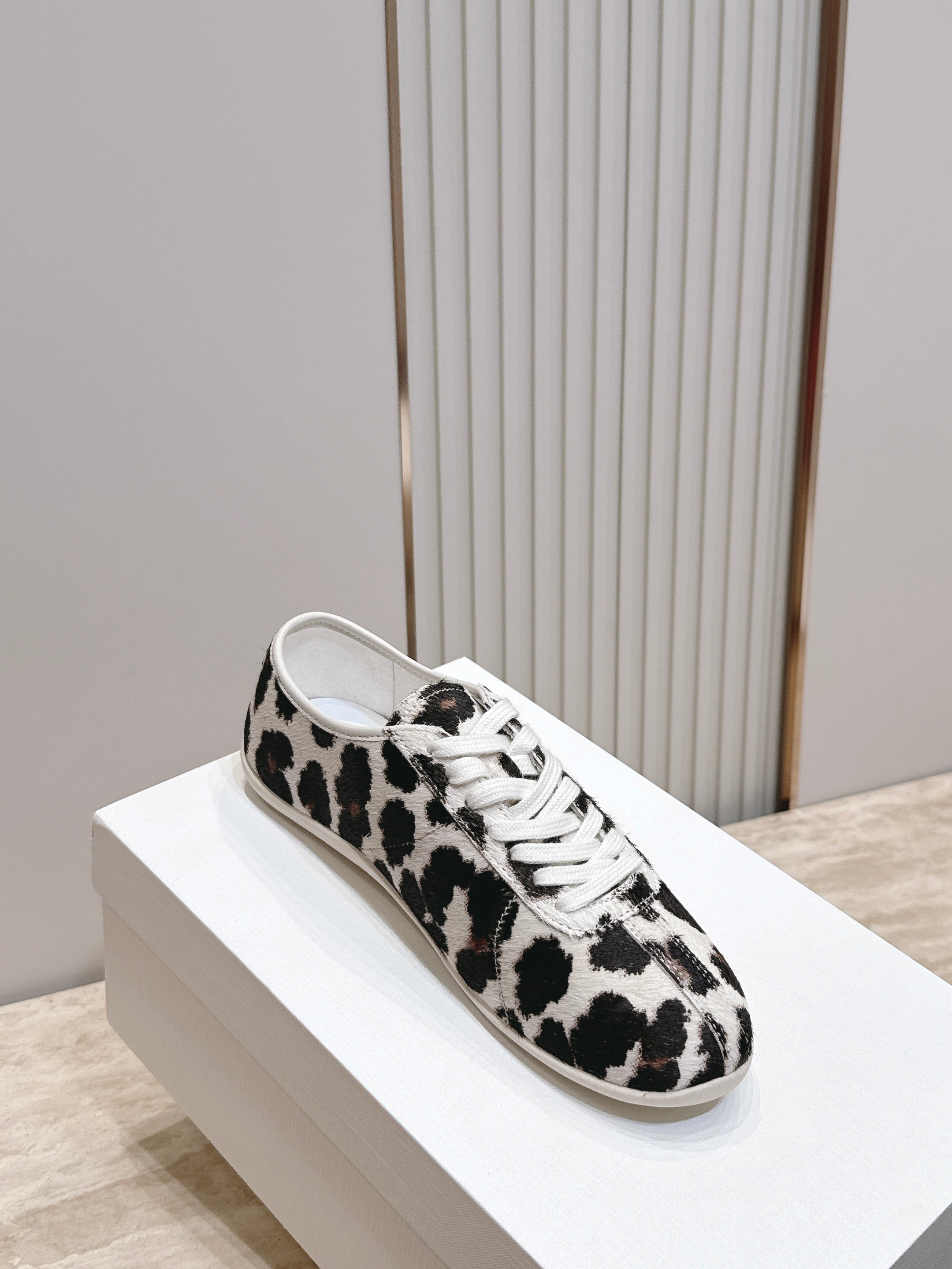 TR Leopard Print Low-Top Sneakers Cream Horsehair 954421