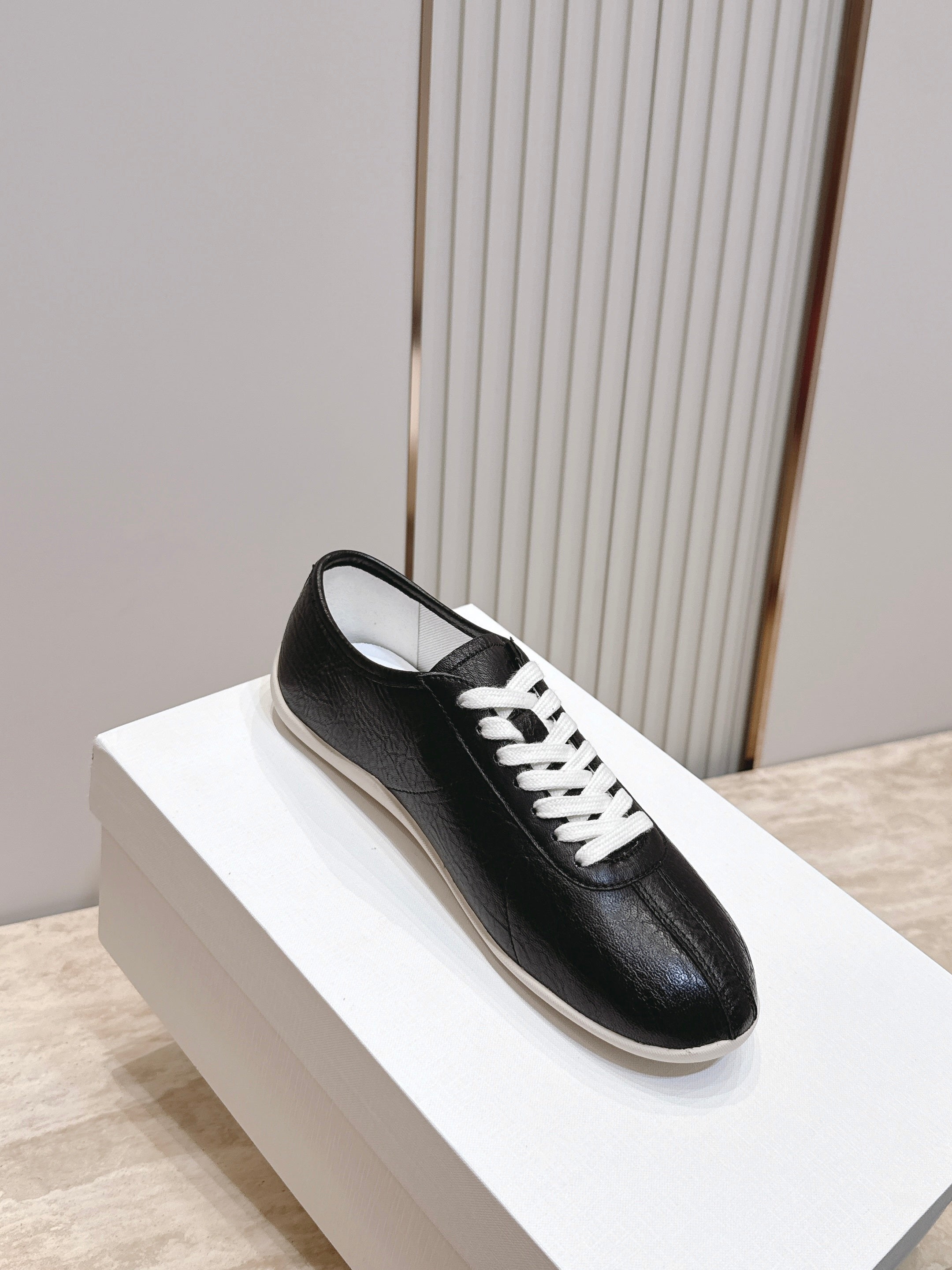 TR Low-Top Sneakers Black Textured Leather 954417