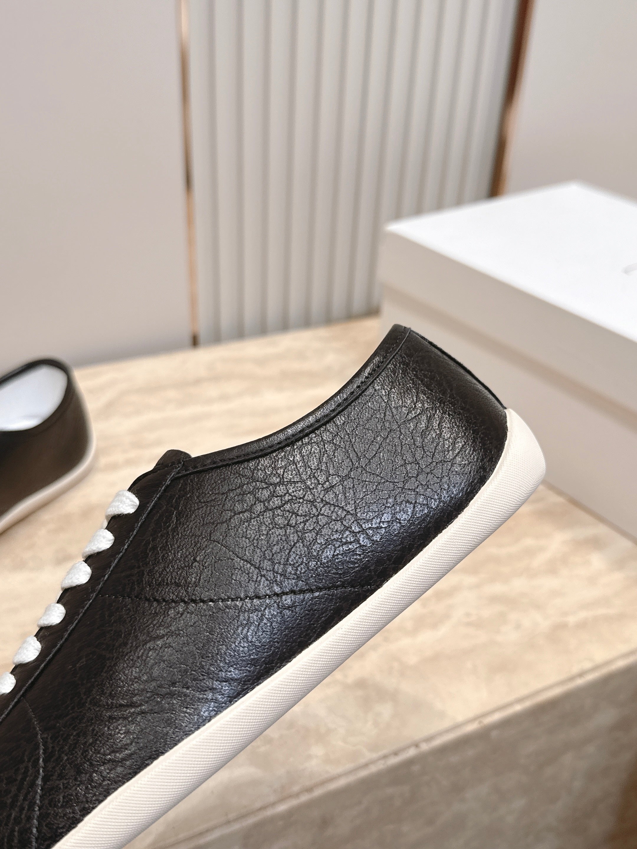 TR Low-Top Sneakers Black Textured Leather 954417