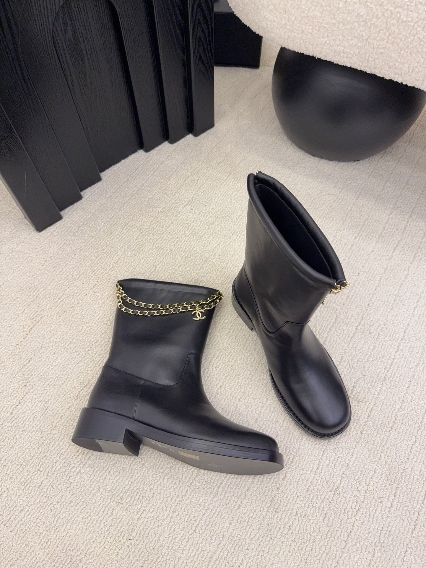 CC Mid-Calf Boots 4CM Gold Chain Charm Black Leather 961500