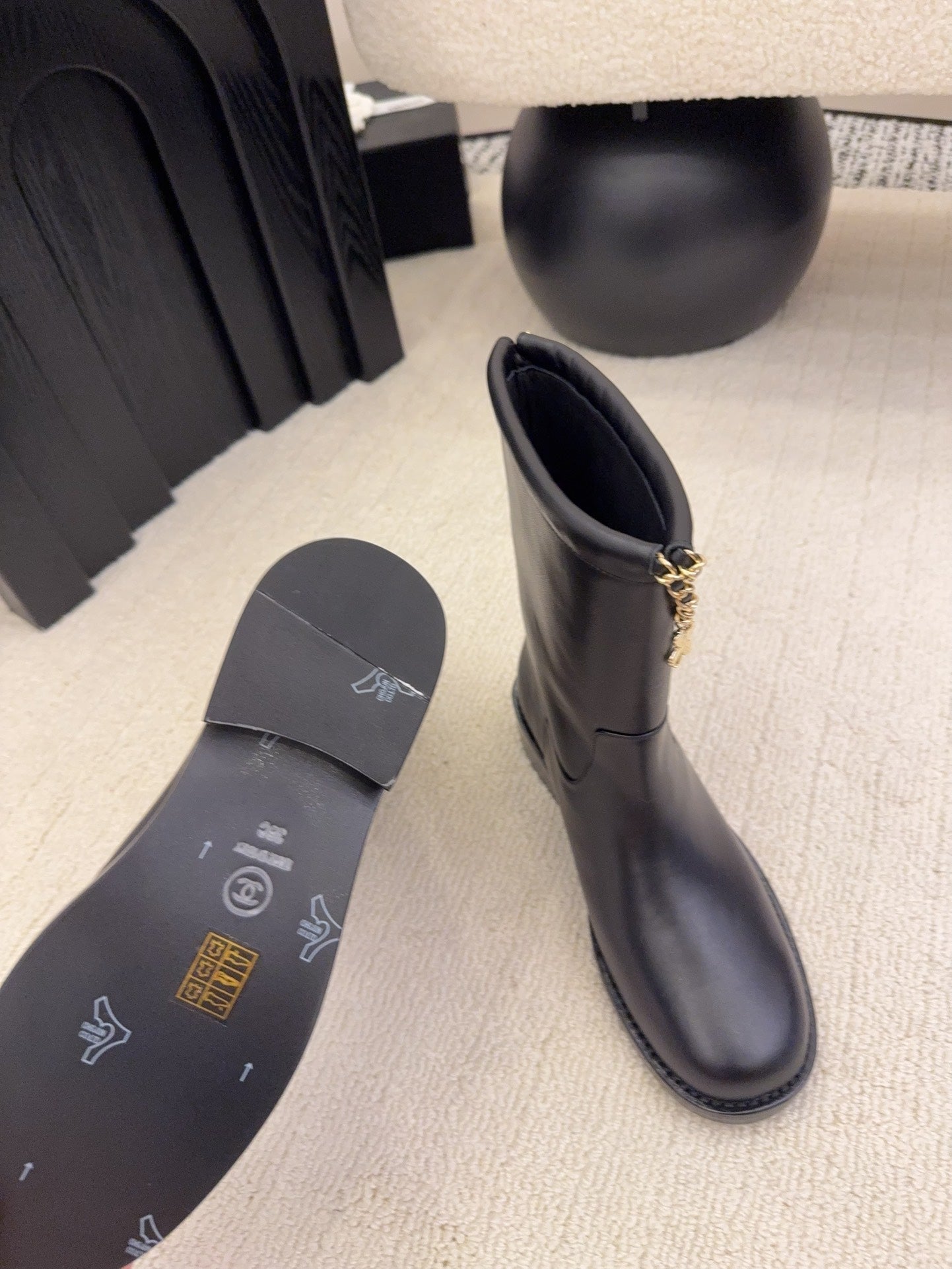 CC Mid-Calf Boots 4CM Gold Chain Charm Black Leather 961500