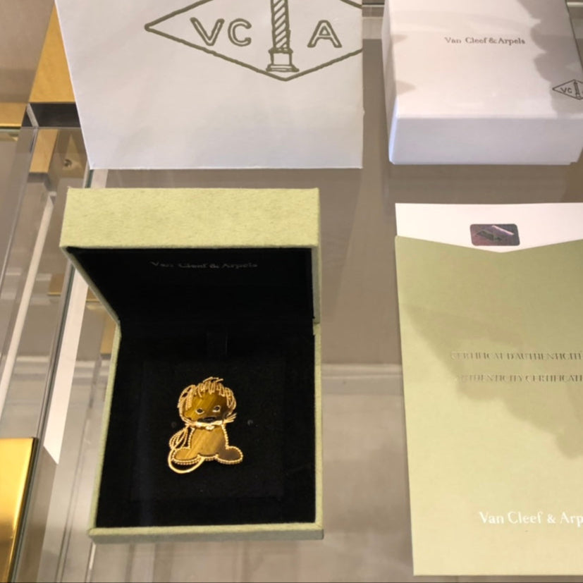 VCA Brooch 04