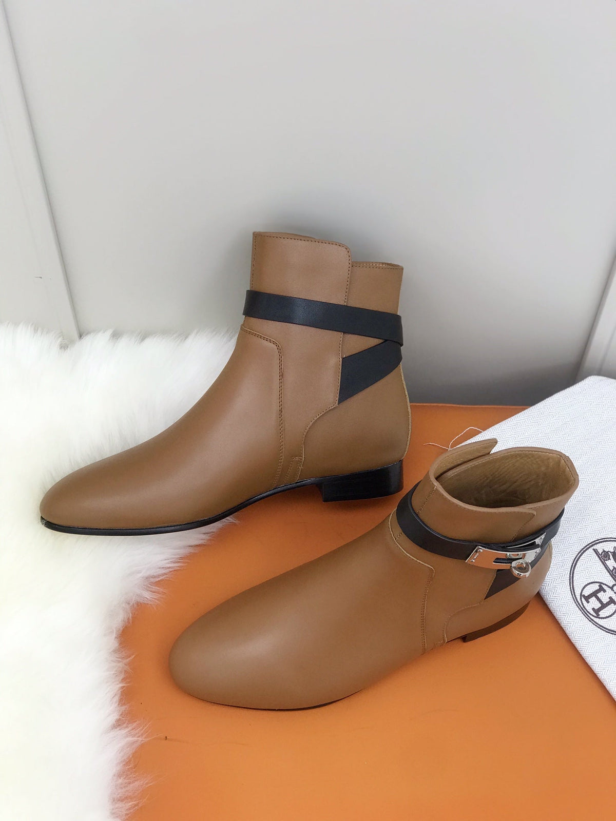 HM 26S Bow Buckle Ankle Boots 2cm Tan Black Leather 112858