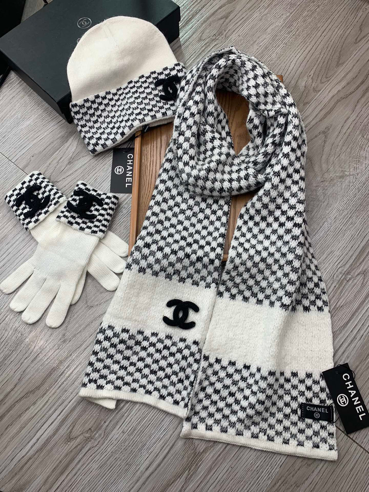CC Hat Scarf Gloves Set White Black Jacquard 475106