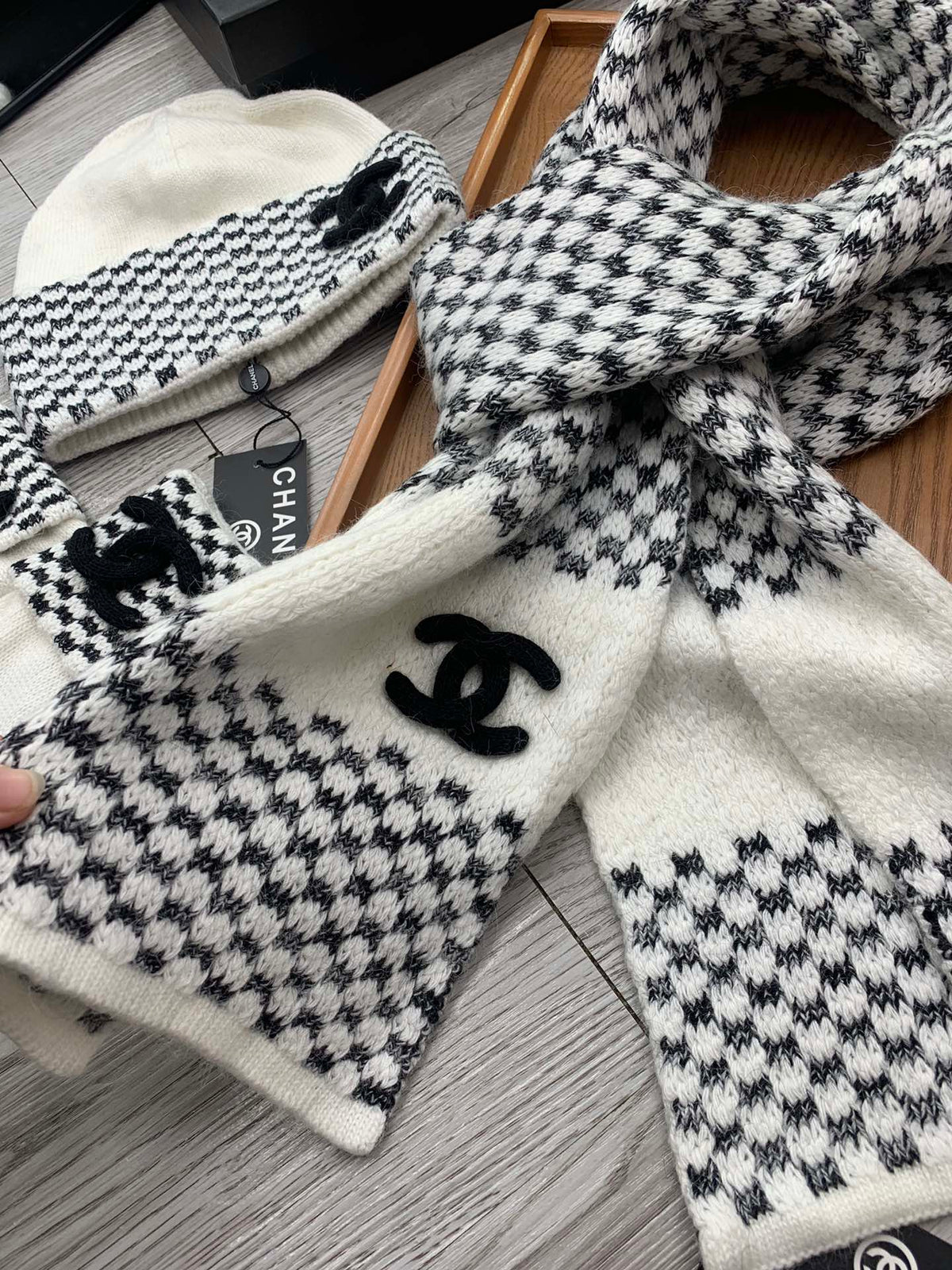 CC Hat Scarf Gloves Set White Black Jacquard 475106