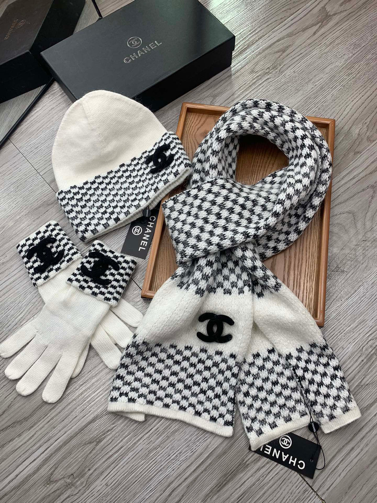 CC Hat Scarf Gloves Set White Black Jacquard 475106