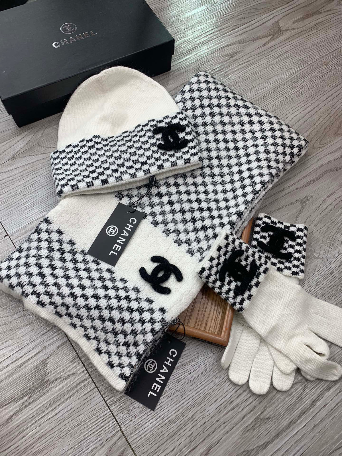 CC Hat Scarf Gloves Set White Black Jacquard 475106