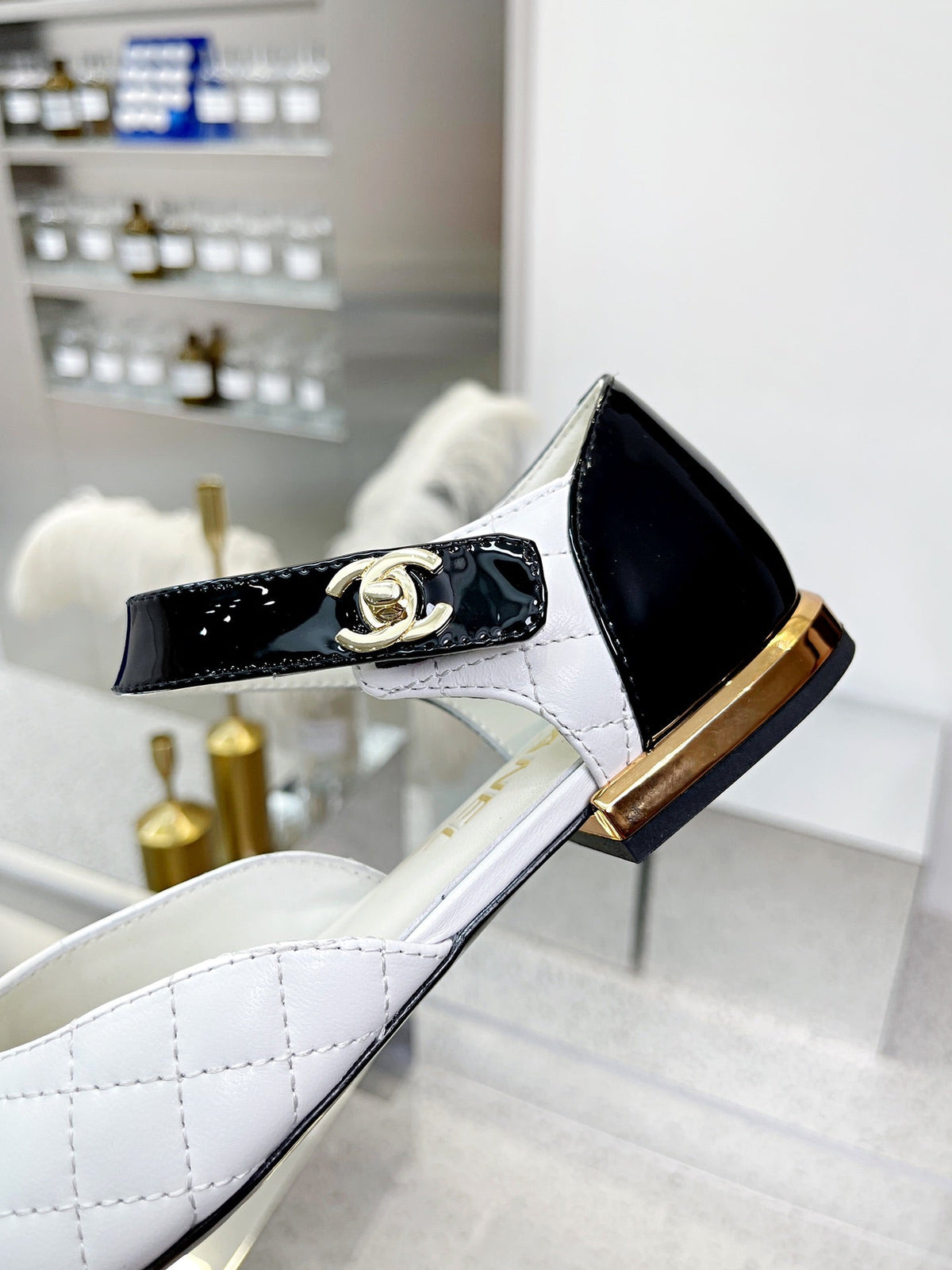 CC 26S Mary Jane Flats Shoes Black White Quilted Patent Leather 147296