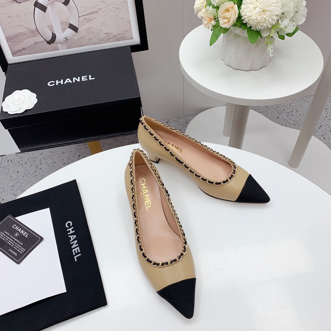 CC 2026 Logo Chain Trim Pumps Beige Black Leather 161670