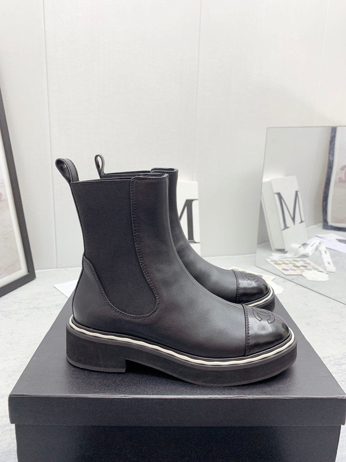 CC 26s Chelsea Boots Black Calfskin Patent Leather 160142