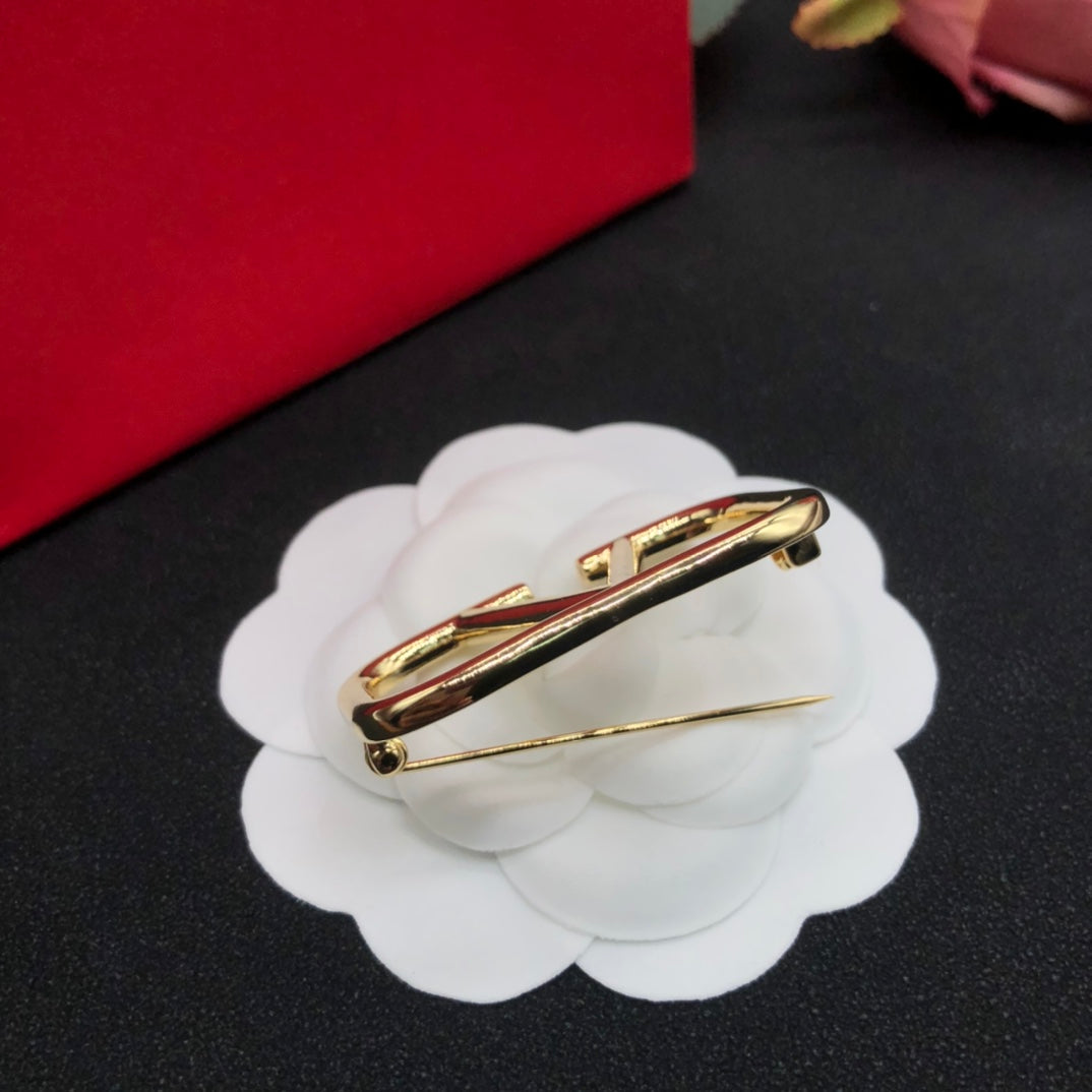 VT Brooch 179139