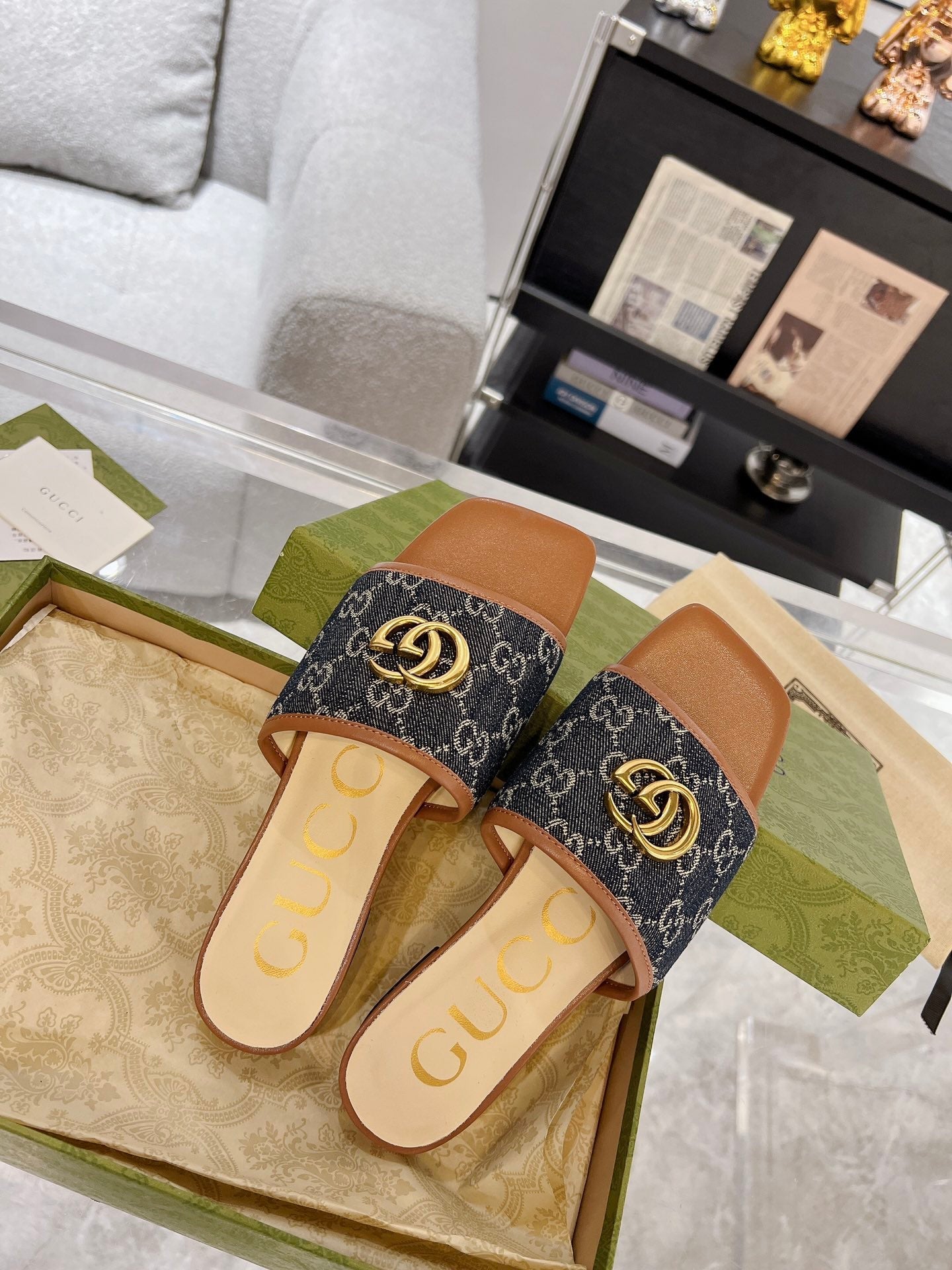 GG EXCLUSIVE SLIDE SANDAL CARAMEL AND BLACK FABRIC