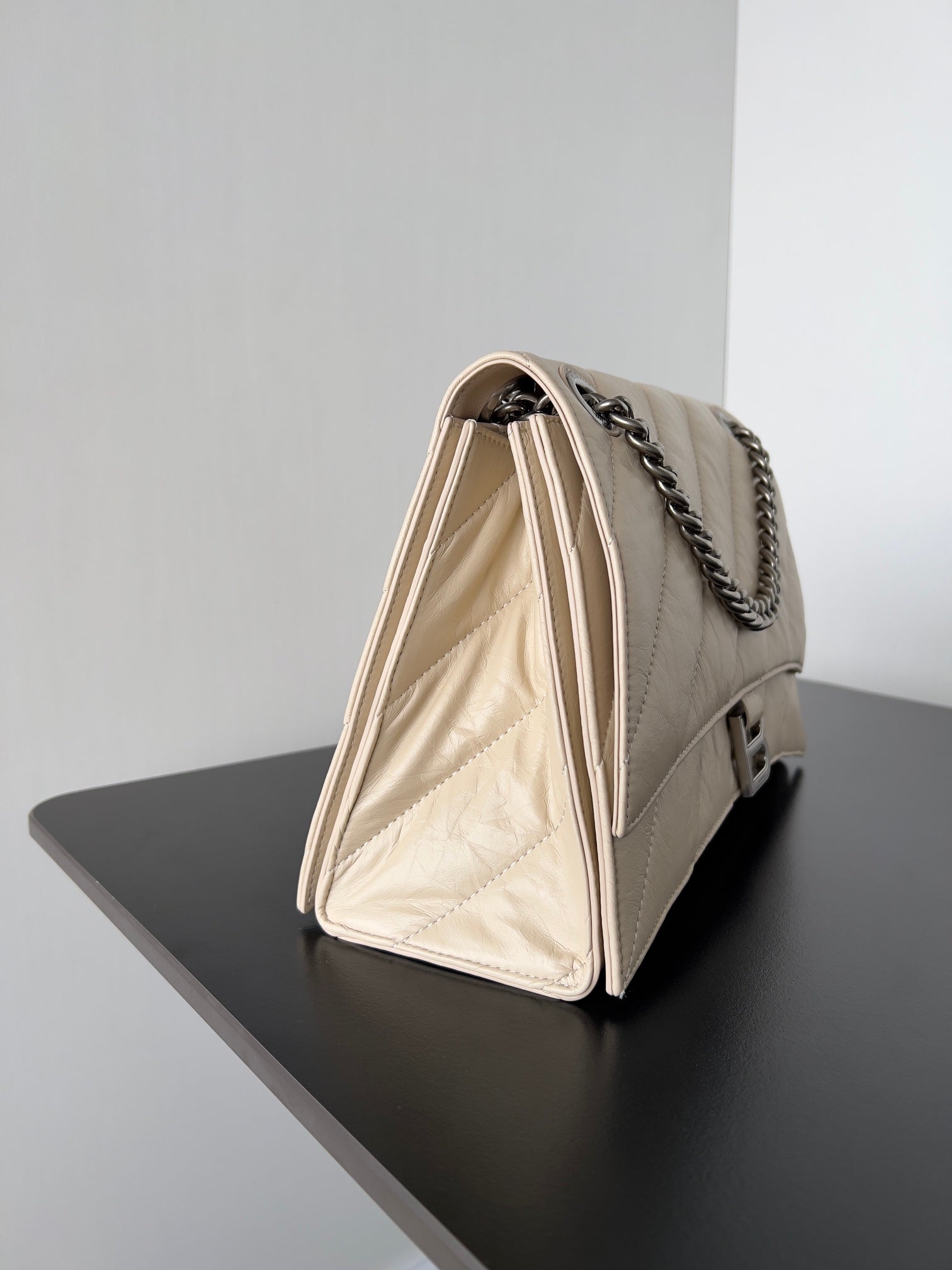 CRUSH CHAINED BAG 32 IN BEIGE QUILTED LAMBSKIN SILVER HARDWARE