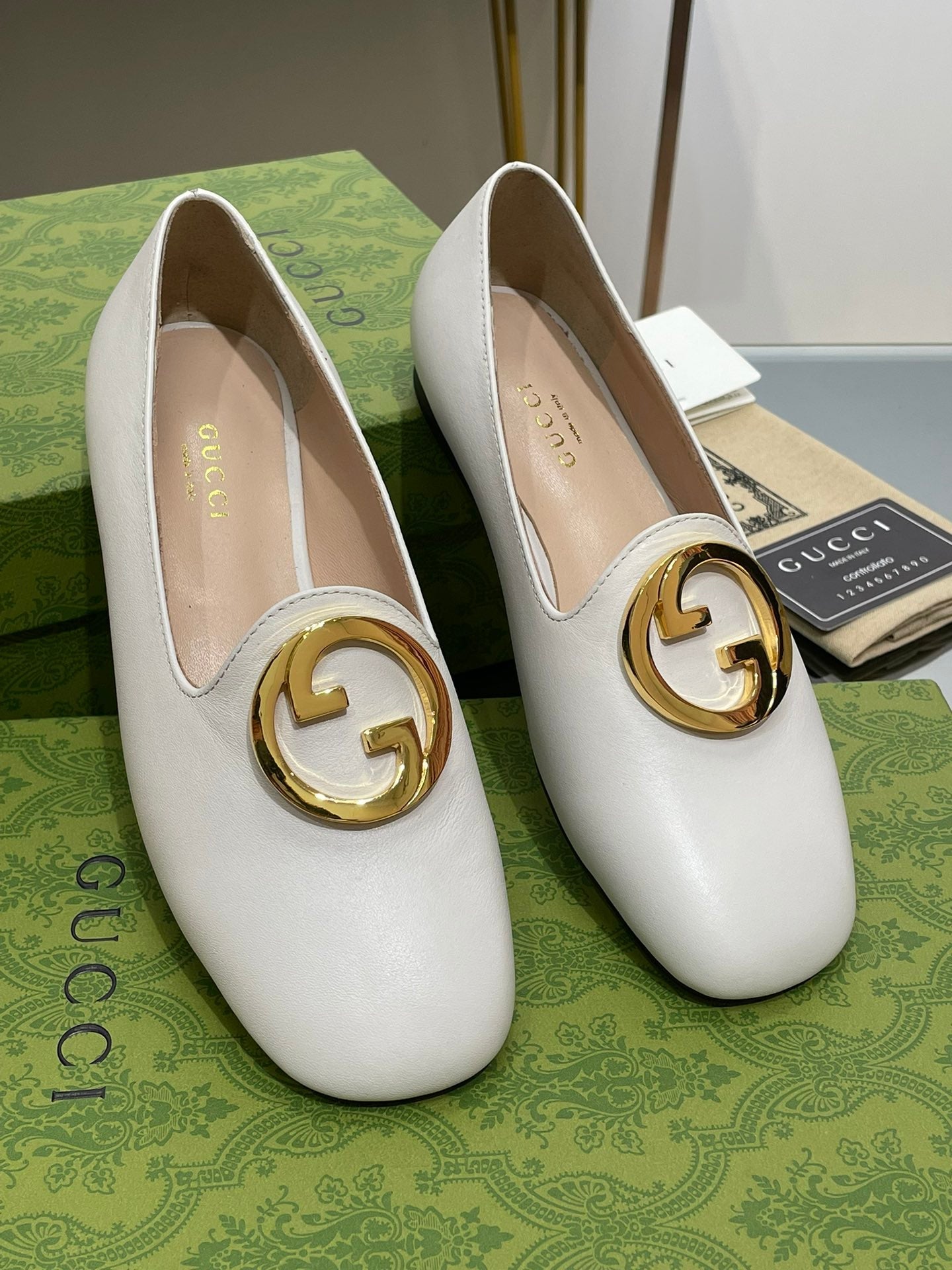 BLONDIE LOGO-PLAQUE LOAFERS IN WHITE CALFSKIN