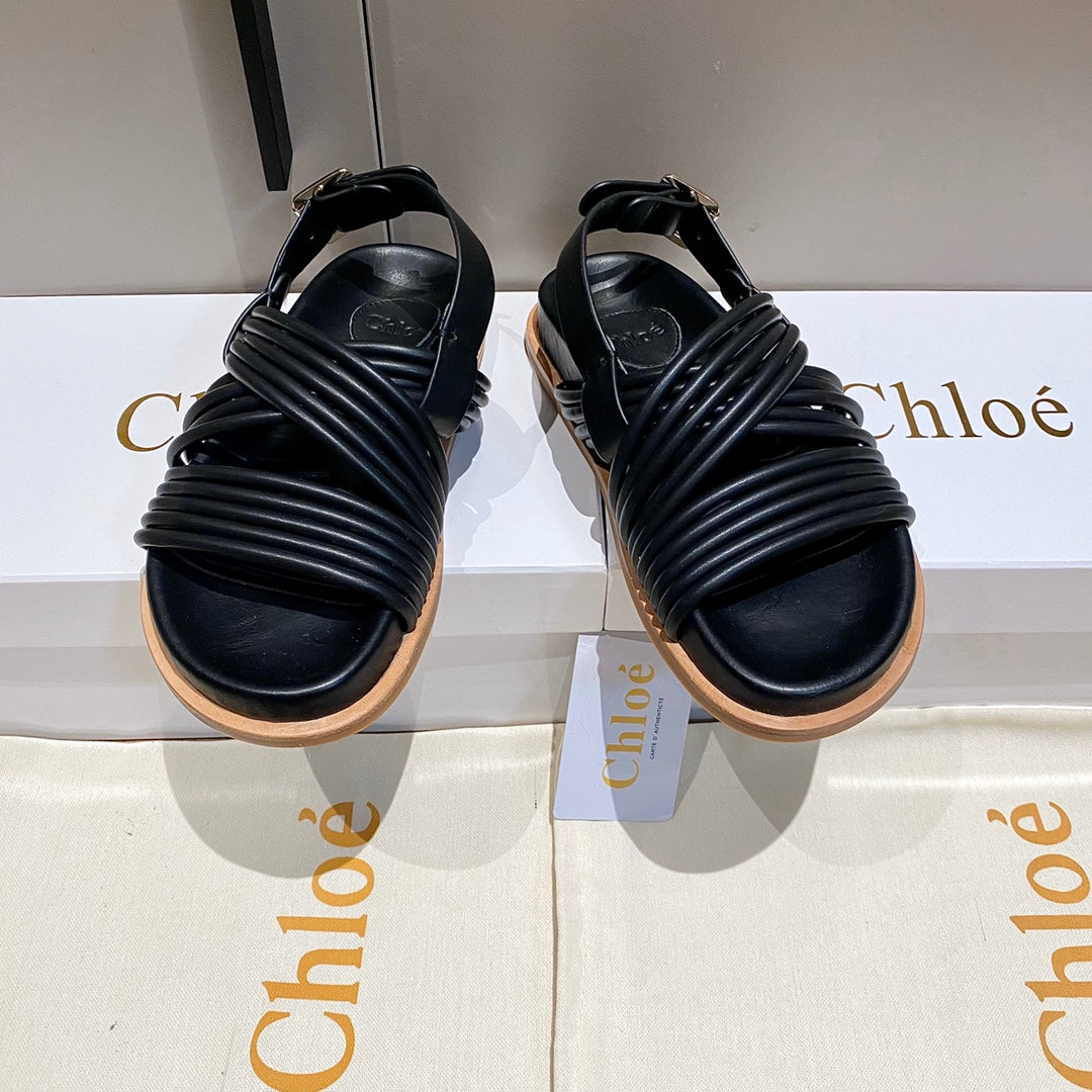 CHLOÉ CROSS STRAP SANDAL IN BLACK RUBBER WITH GOLD HARDWARE