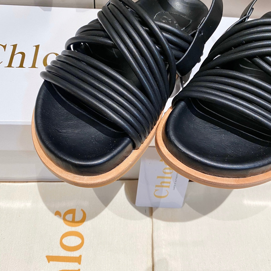 CHLOÉ CROSS STRAP SANDAL IN BLACK RUBBER WITH GOLD HARDWARE