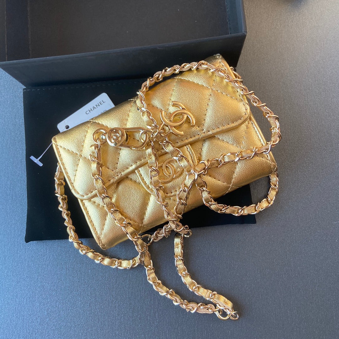 CC 24 Classic Wallet On Chain 11cm Golden Sheepskin 235161