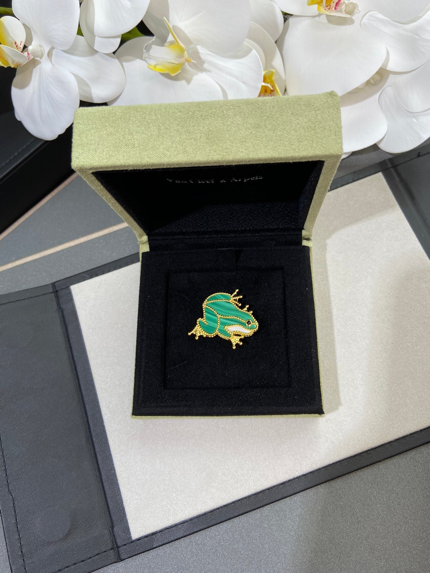 VCA Brooch 13