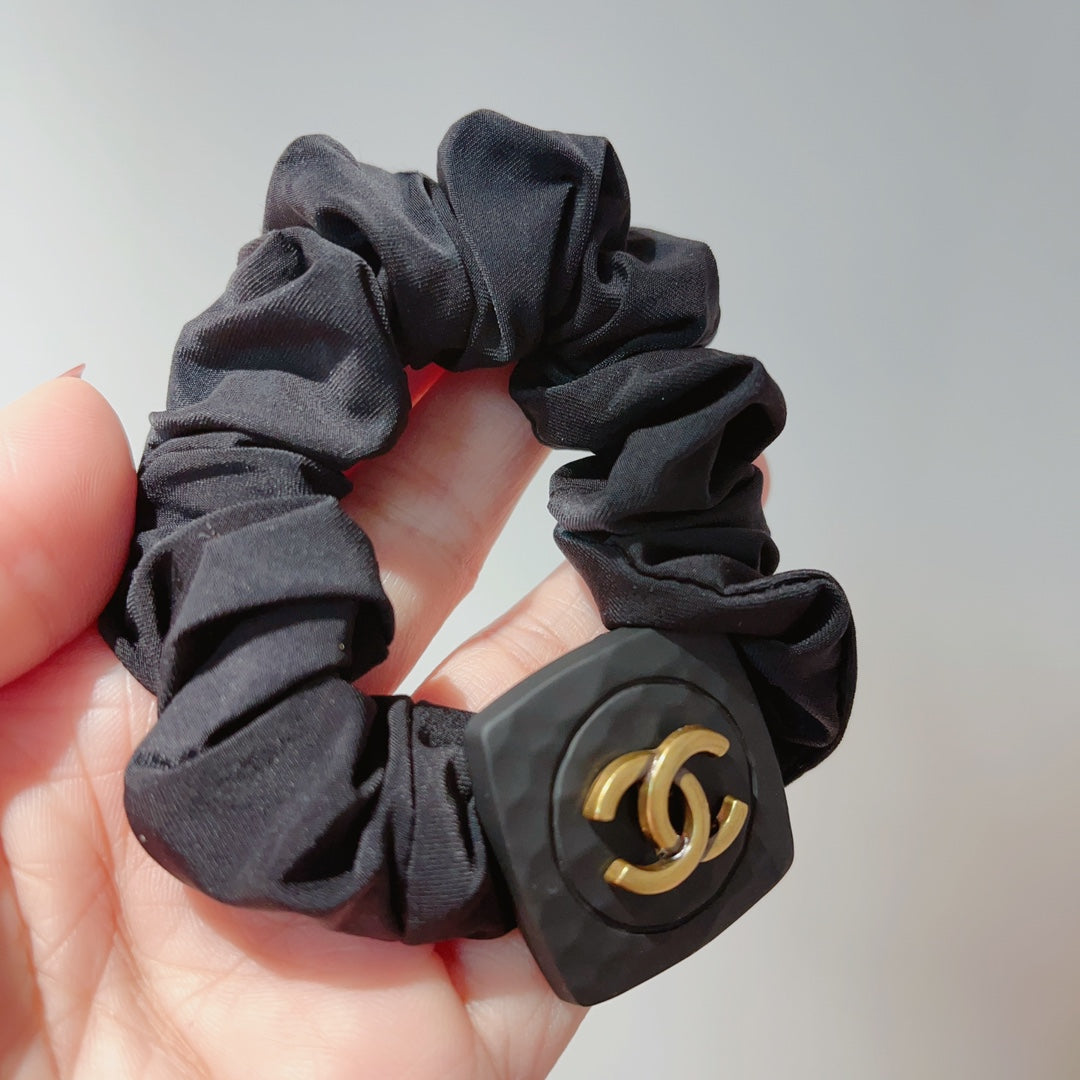 BLACK WRINKLED FABRIC SCRUNCHIE 875869