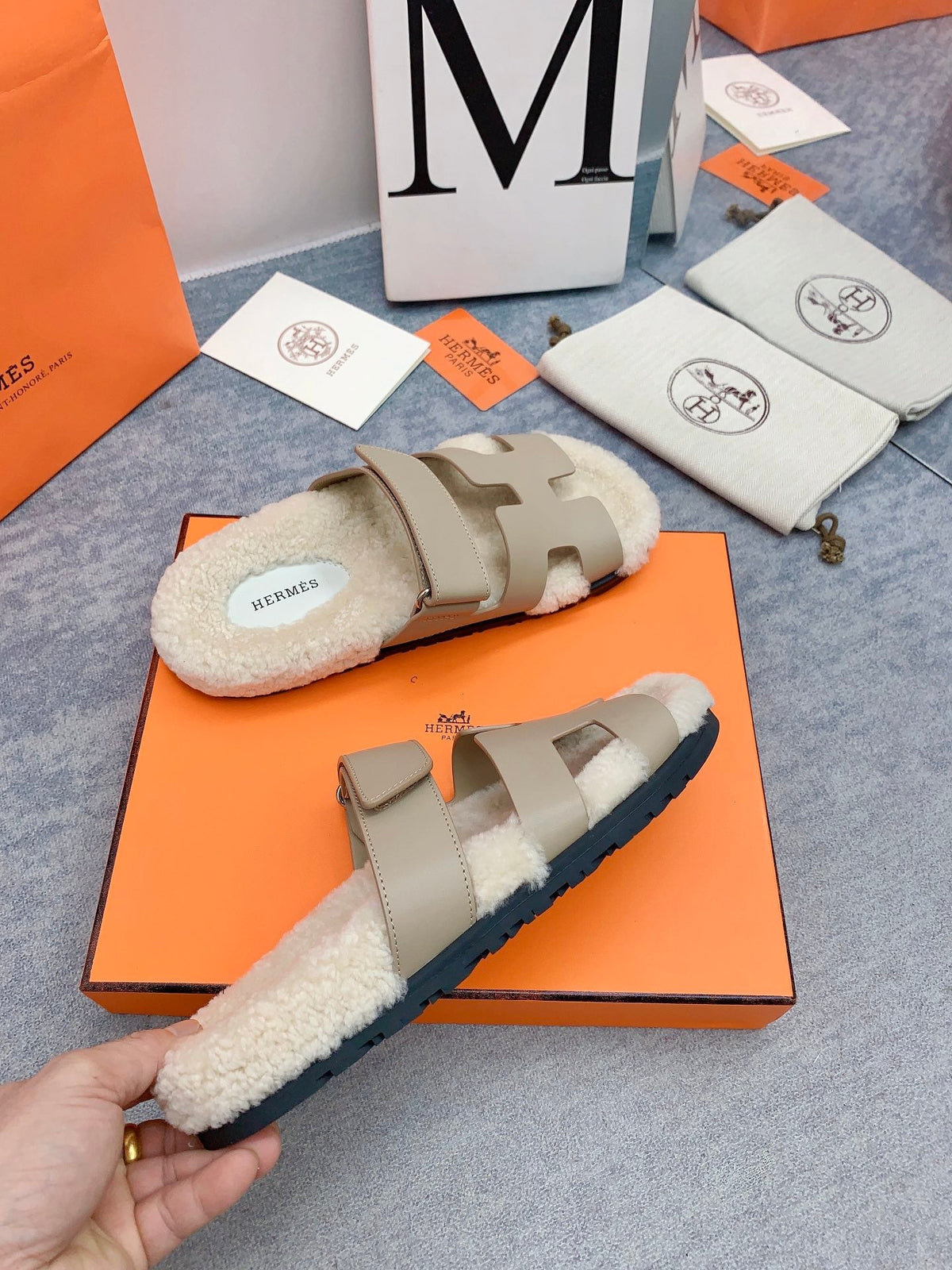 HM 26s Chypre Sandals Gris Triomphe Leather Shearling 160911