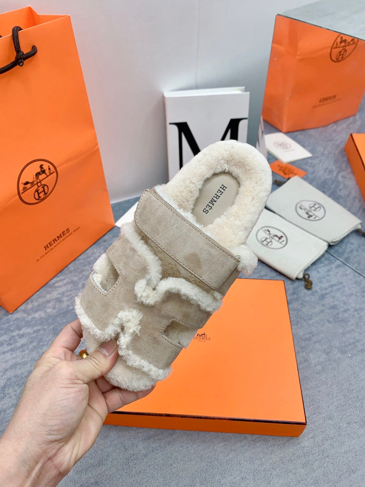 HM 26s Chypre Sandals Beige Marron Suede Shearling 160920