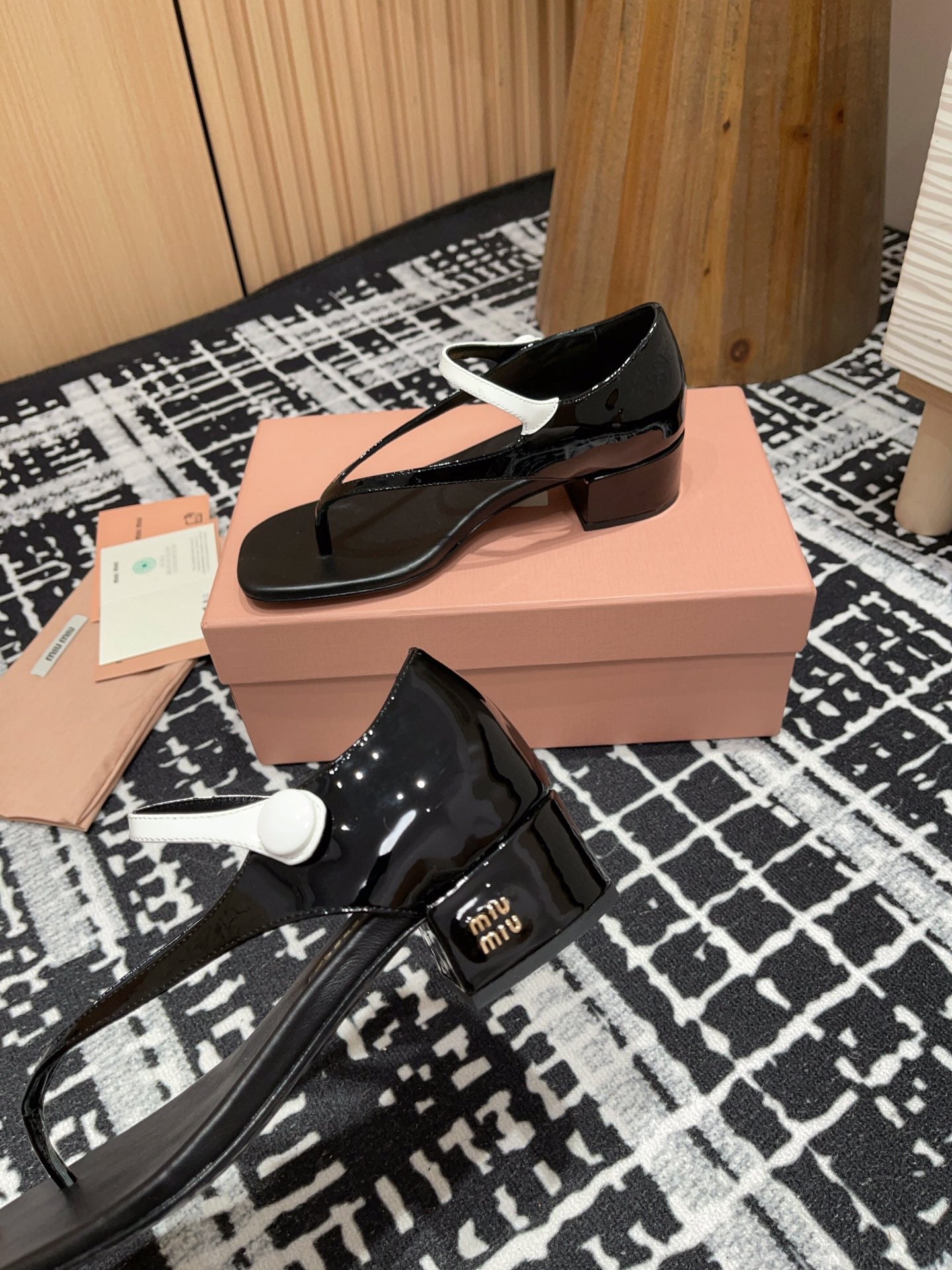 Miu High Thong Sandals With White Strap In Black Glossy Lambskin