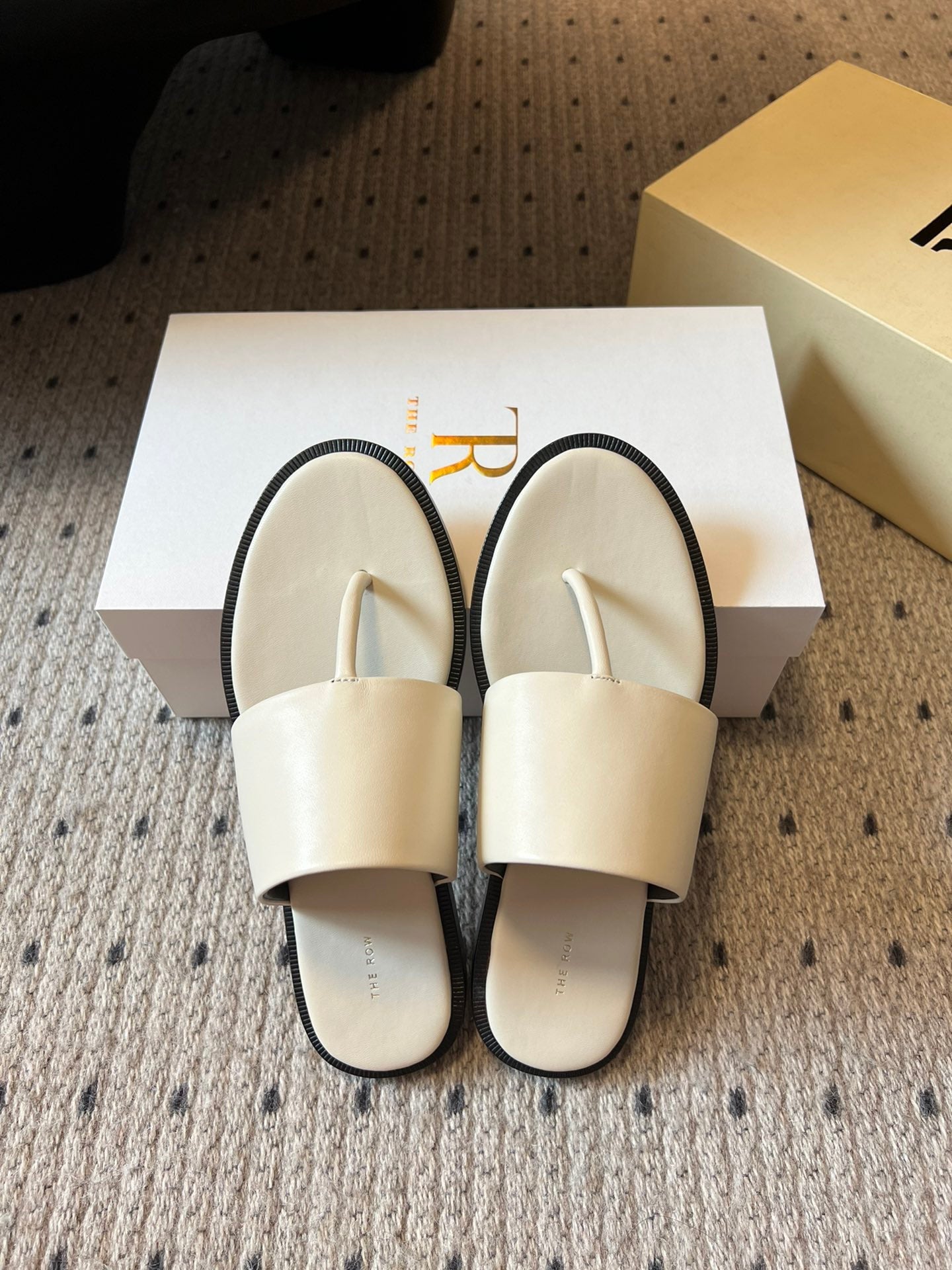 Signum Flat Sandal in White Sheepskin 282428
