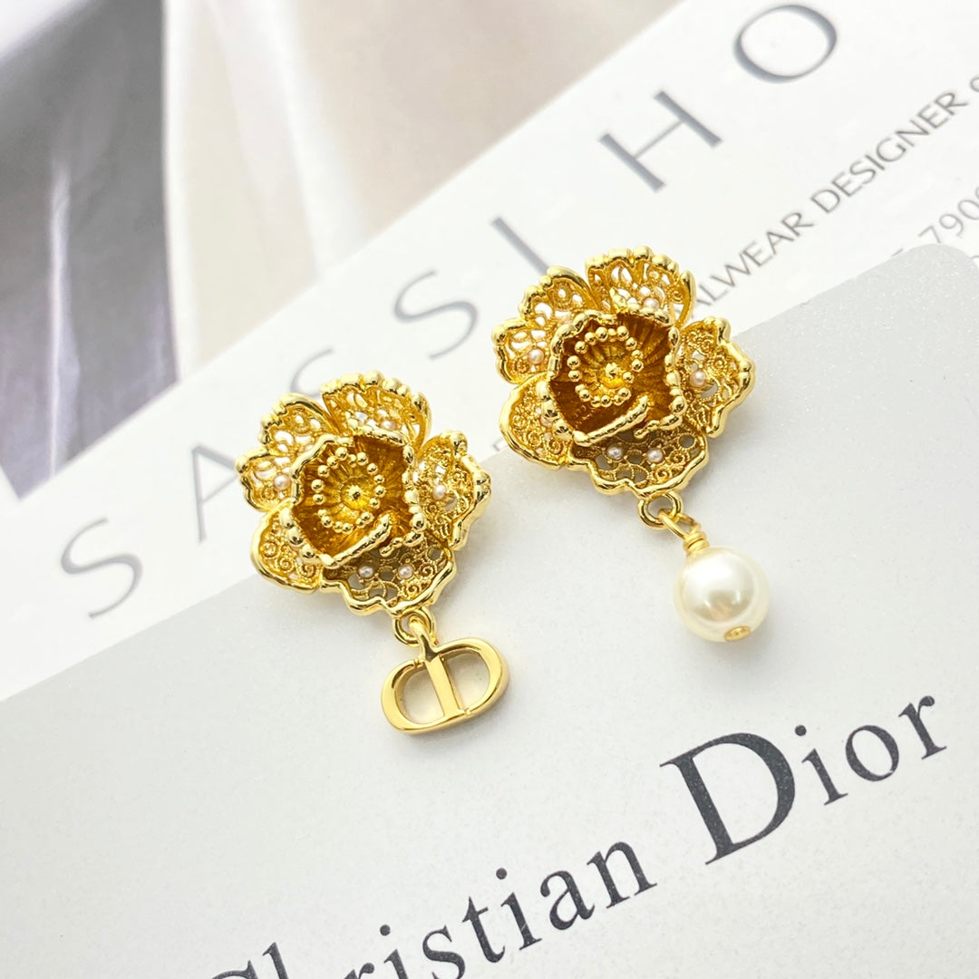 CD 26S Vintage Floral Pearl Drop Earrings In Gold Metal 631772