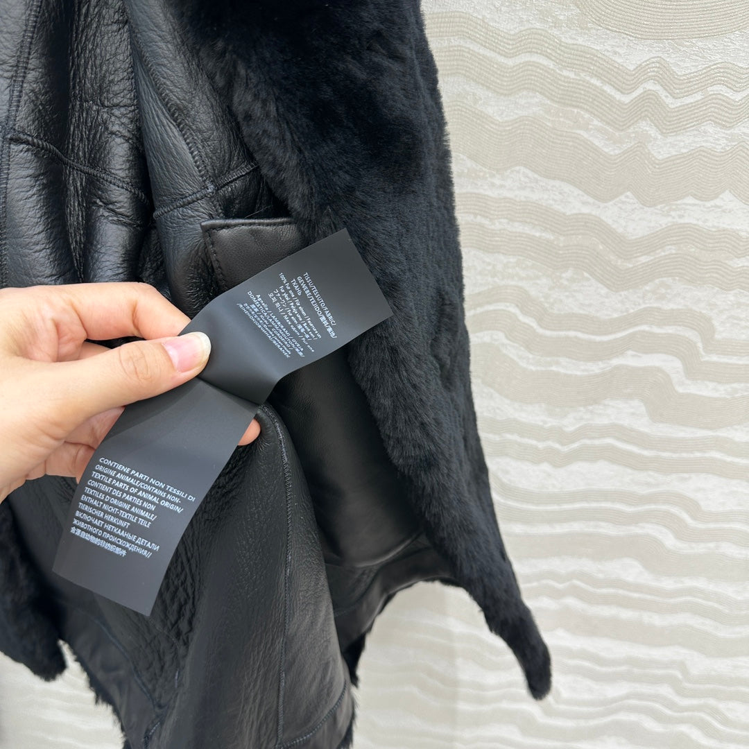 Totême's Jacket Belt Black Fur Shearling 341205