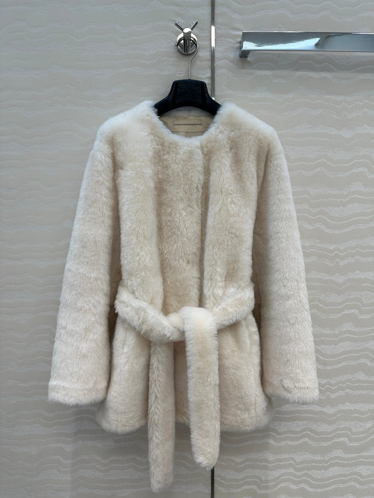 Totême's Jacket Belt Cream Fur Shearling 341202