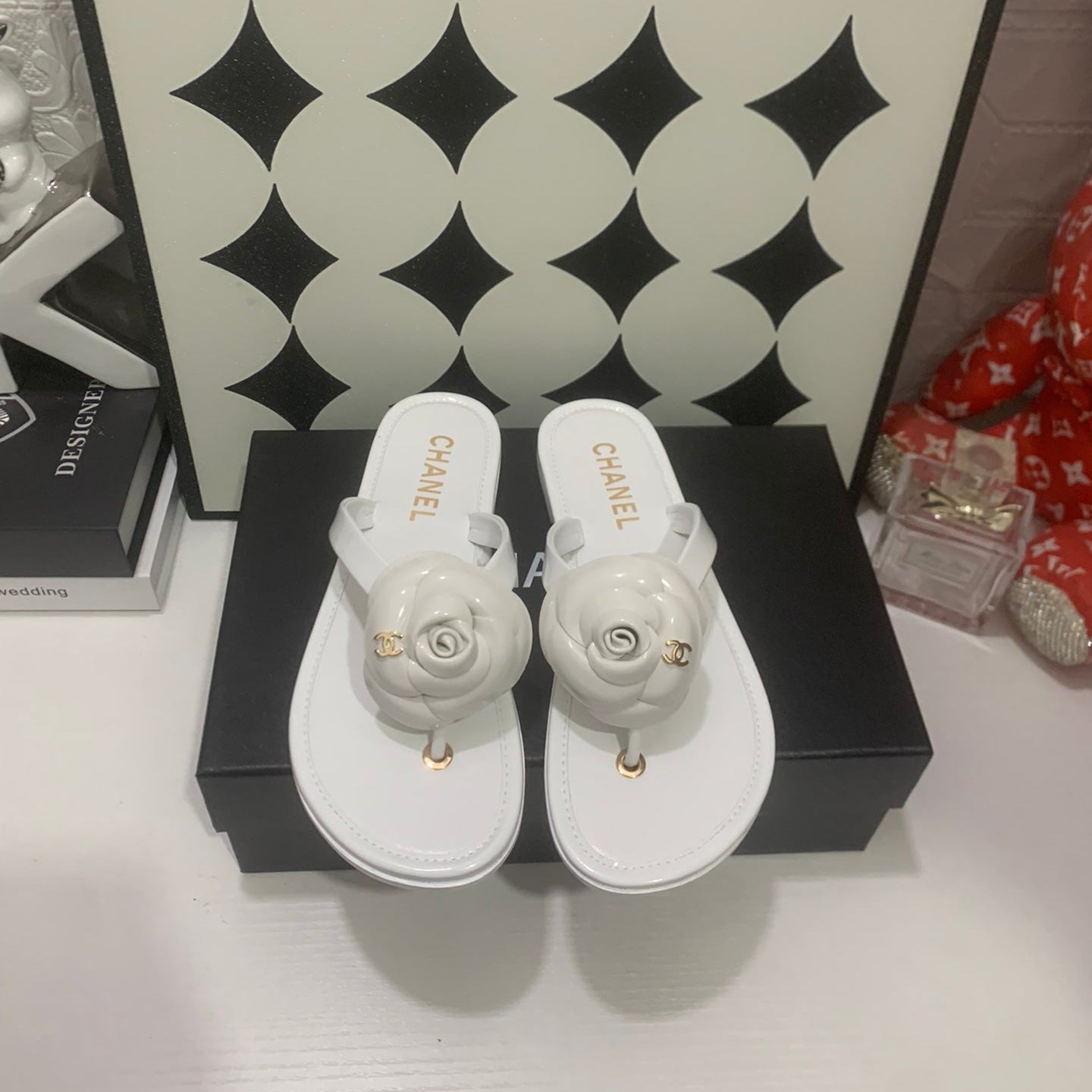 Chanel 26S Sandals In White Calfskin Gold-Tone Chain Detail