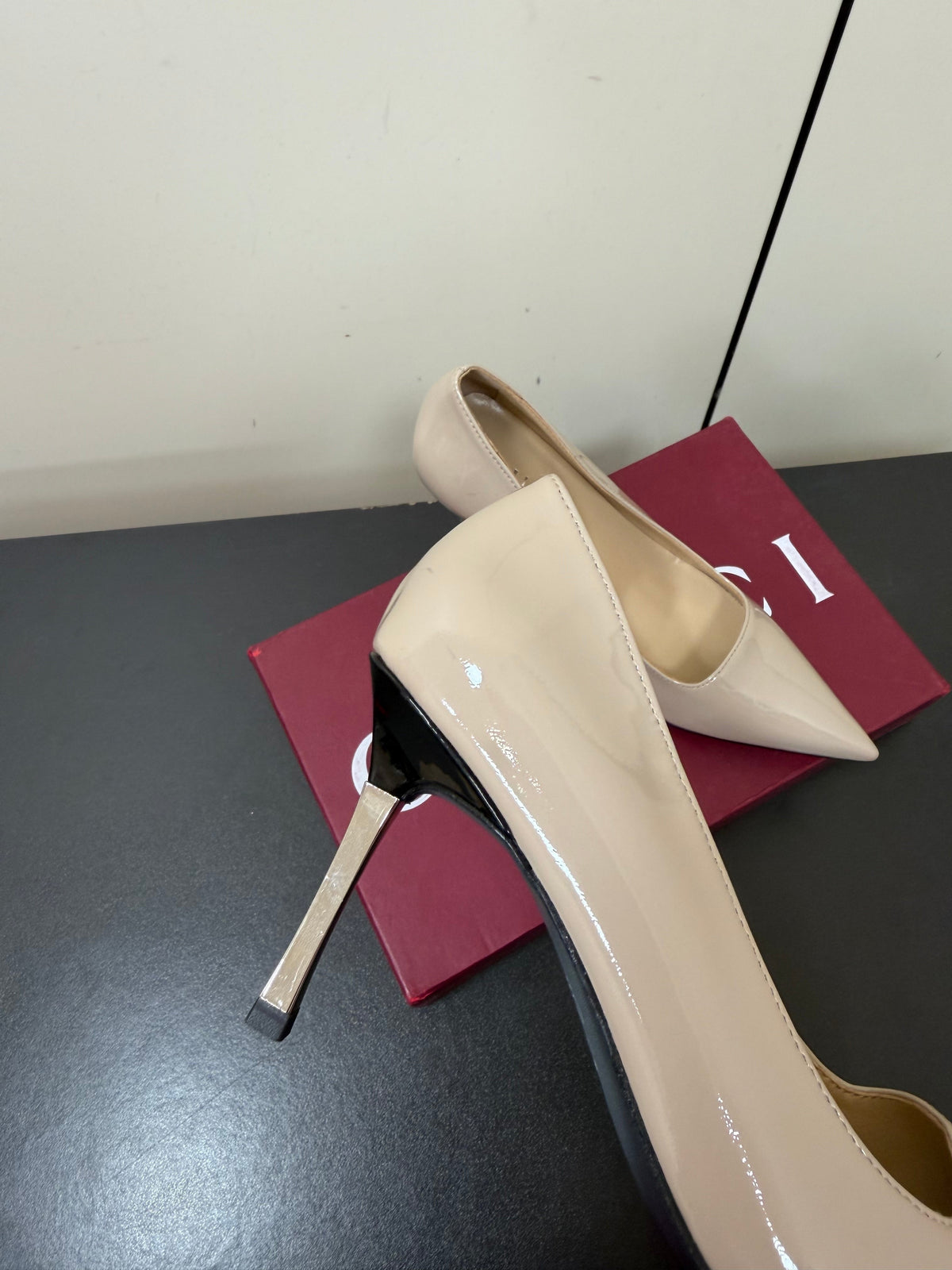 Gucci 26s Pointed Toe Pumps 8.5cm Beige Patent Calfskin