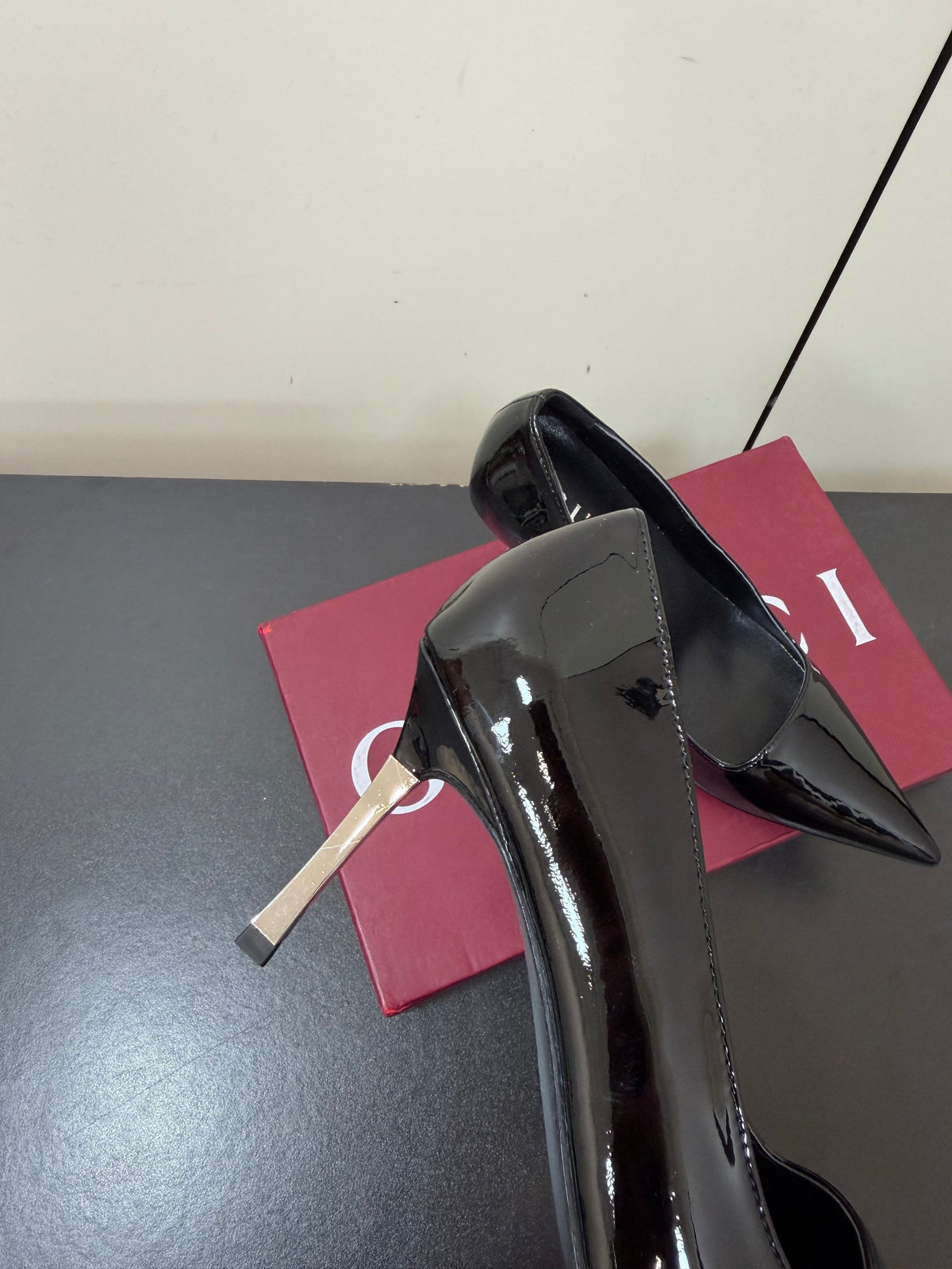 Gucci 26s Pointed Toe Pumps 8.5cm Black Patent Calfskin