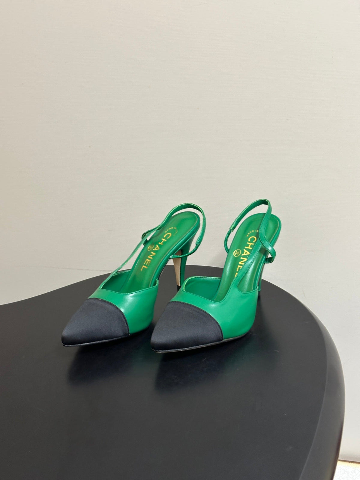 Chanel 26s Pointed Toe High Heel Slingbacks 8.5 Cm Green Lambskin Black Fabric