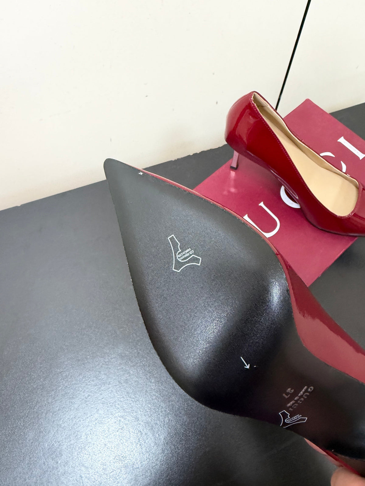 Gucci 26s Pointed Toe Pumps 8.5cm Burgundy Red Patent Calfskin