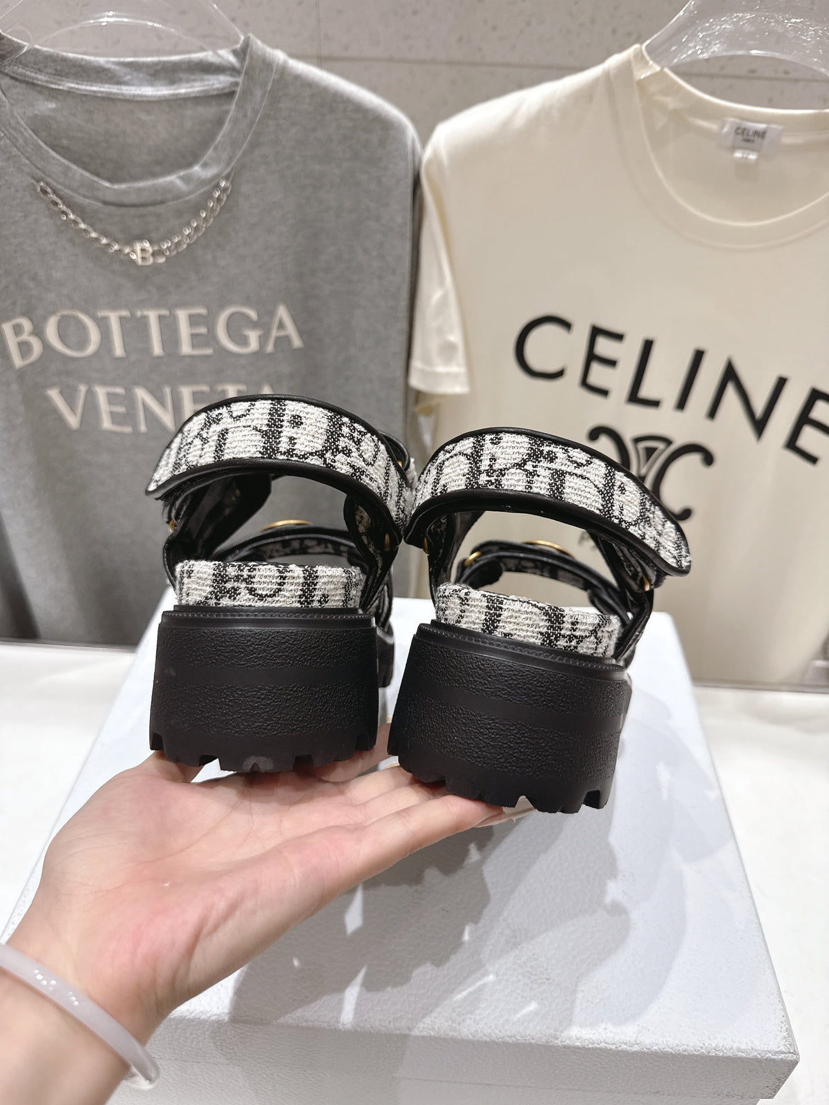 CD 26s D Wander Sandals Black And White Dior Oblique Jacquard Gold Hardware 472915
