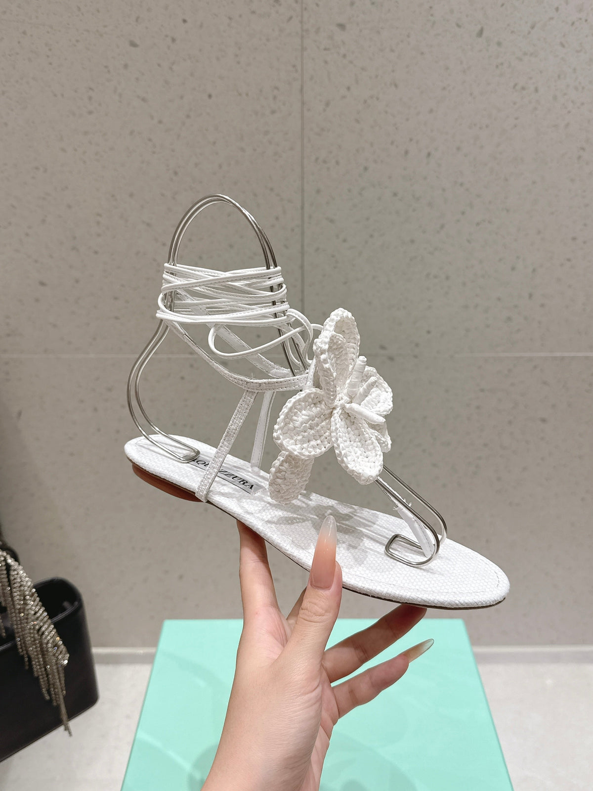 Aquazzura 26s Floral Thong Sandals White Woven Raffia And Fabric 491730